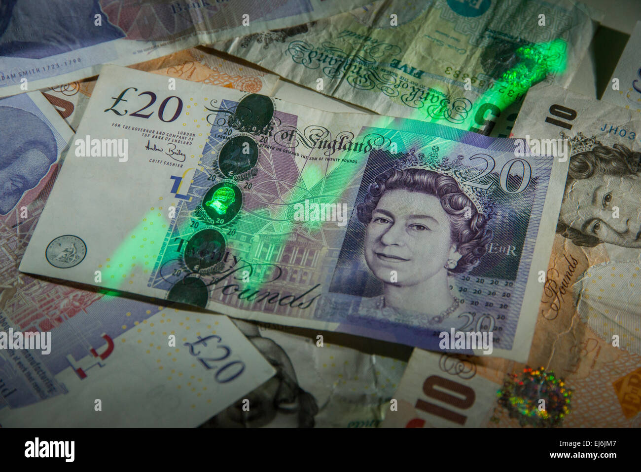 Eine steigende "Börse-Grafik" auf einen Haufen von britische Banknoten projiziert Stockfoto