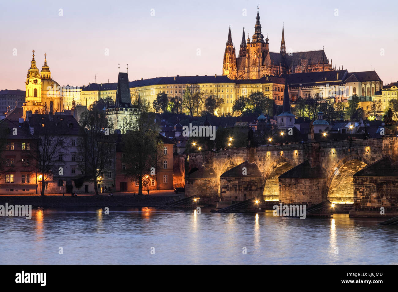 Karlsbrücke, Burg und Kathedrale beleuchtet in der Abenddämmerung, Prag, Tschechische Republik Stockfoto