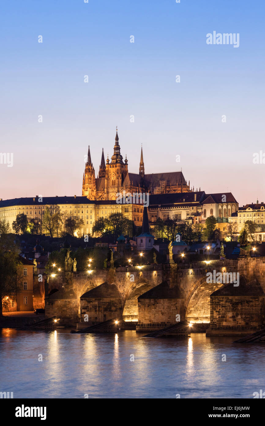 Karlsbrücke, Burg und Kathedrale in der Abenddämmerung. Prag, Tschechische Republik Stockfoto