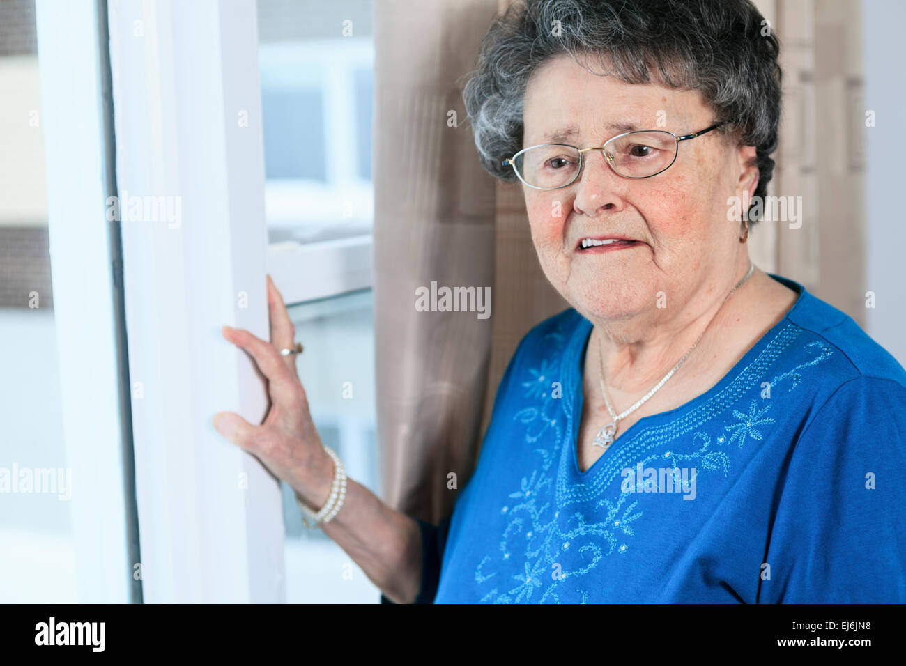 Eine einsame 90 Jahre alte Großmutter in ist Wohnung Stockfoto