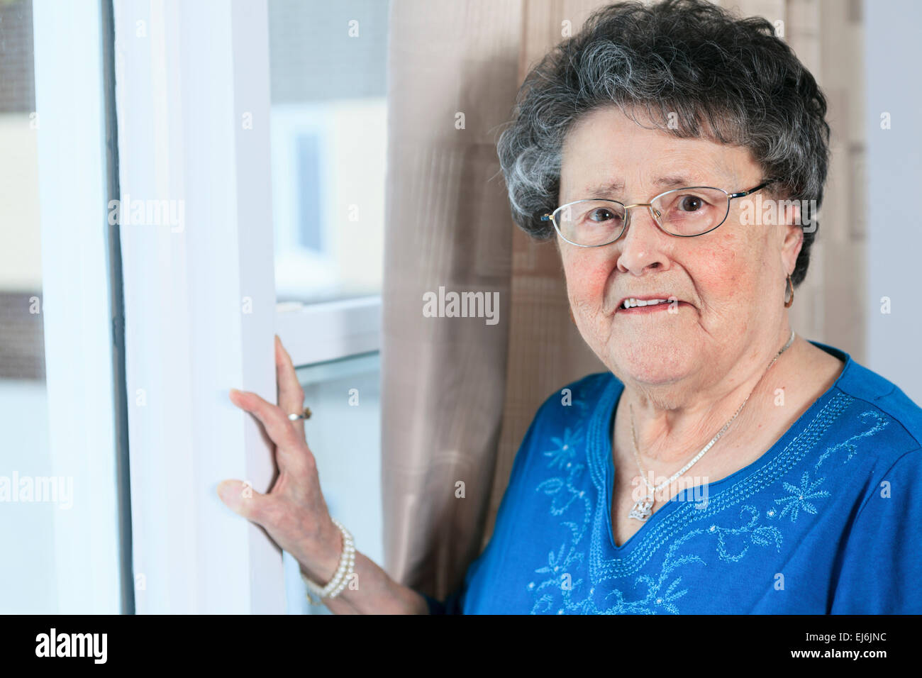 Eine einsame 90 Jahre alte Großmutter in ist Wohnung Stockfoto