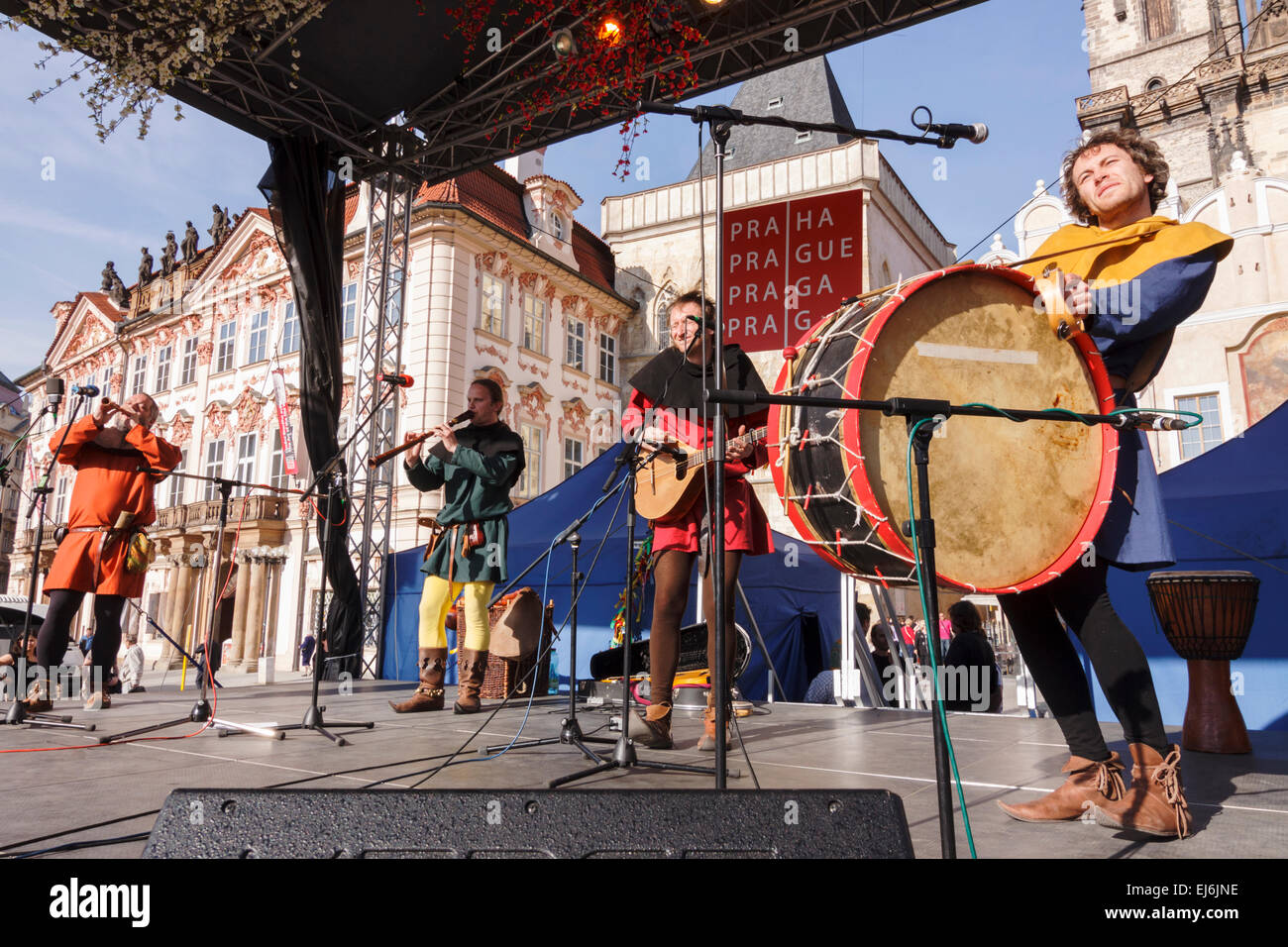 Bakchus, mittelalterliche Musik-Band auf der Bühne am Ostermarkt in Prag, Tschechische Republik Stockfoto