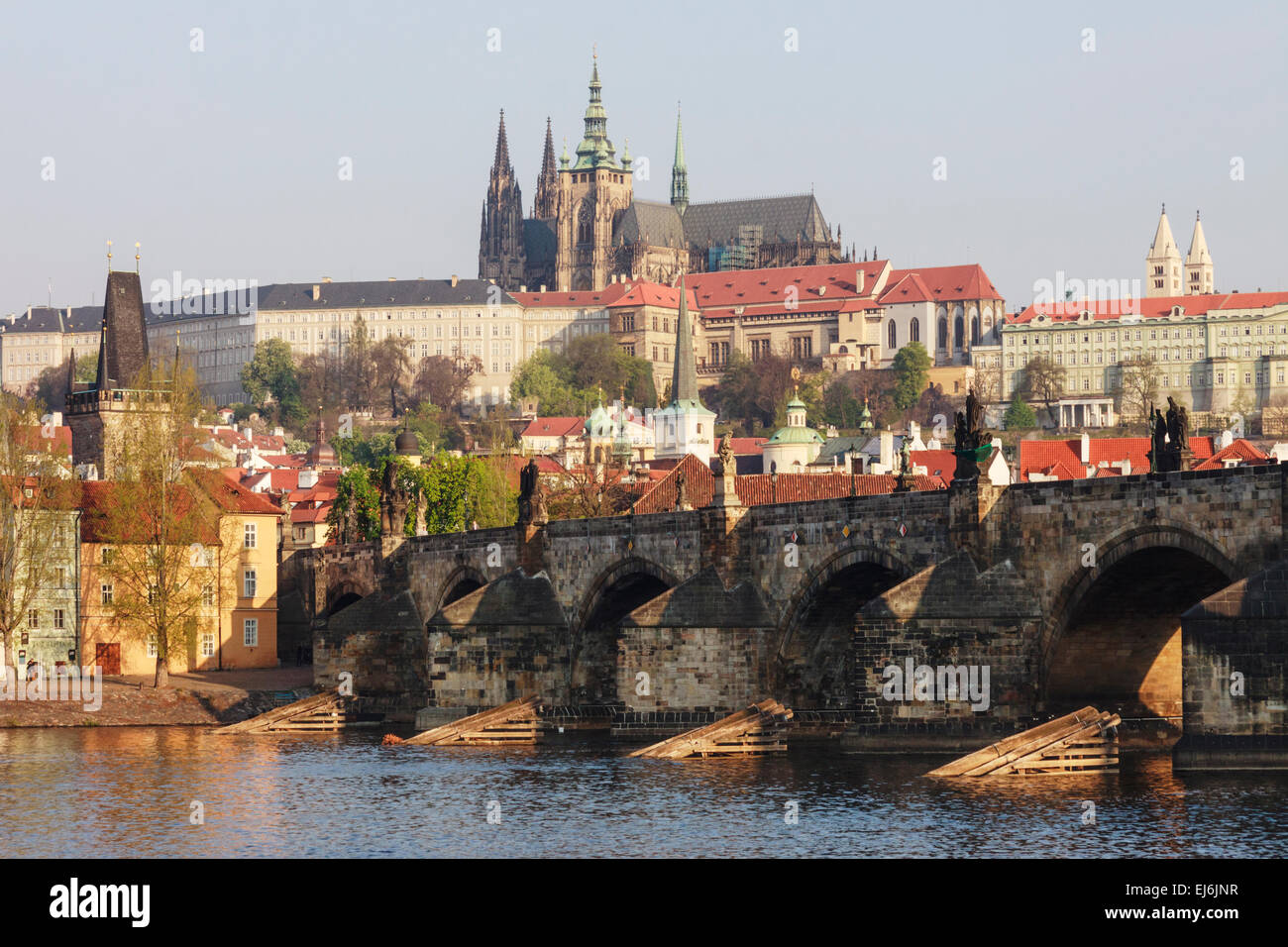 Karlsbrücke, Burg und St. Vitus Cathedral in der Morgendämmerung. Prag, Tschechische Republik Stockfoto