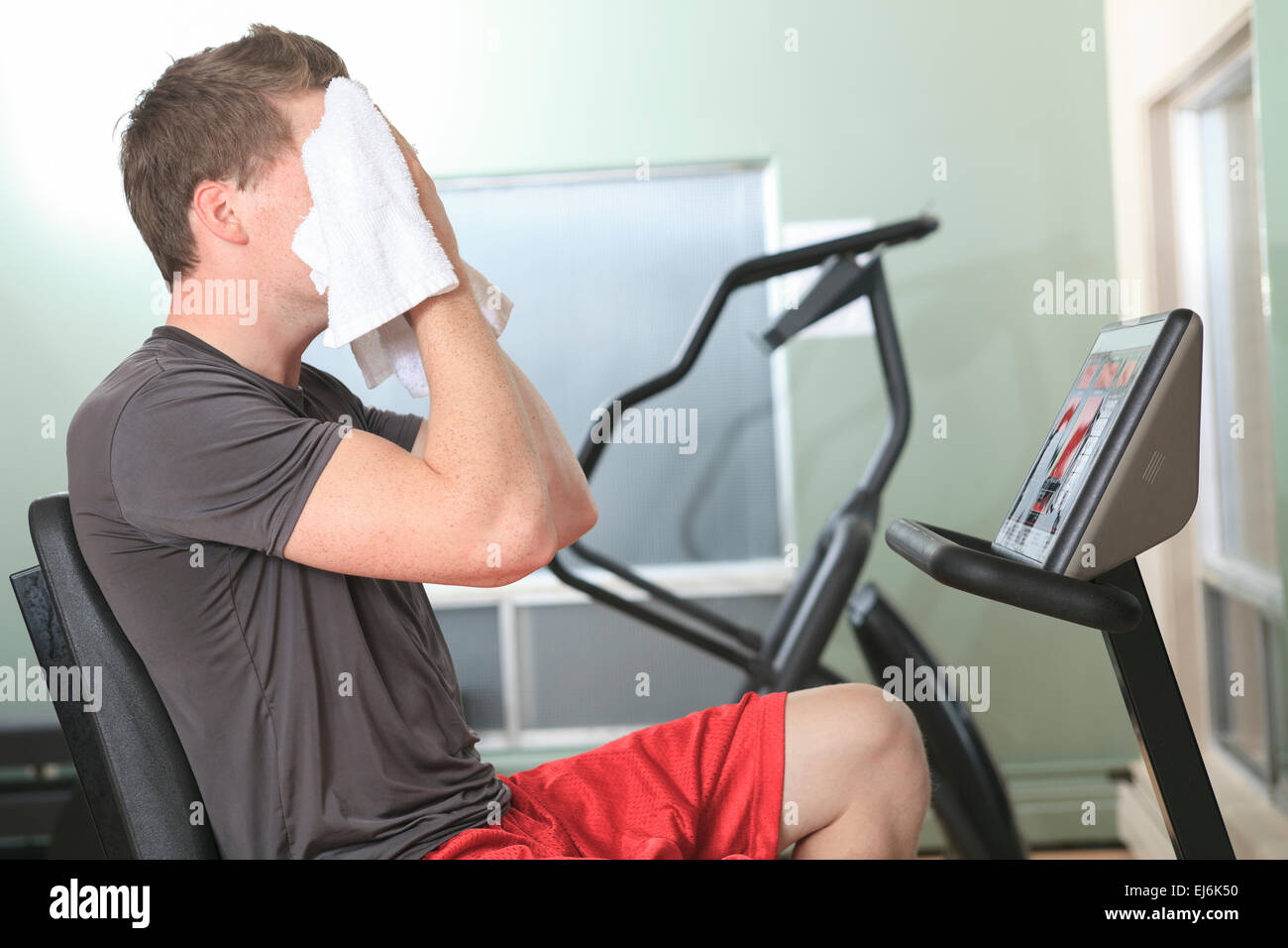 Ein Mann, Radfahren auf dem Heimtrainer im Fitness-Studio Stockfoto