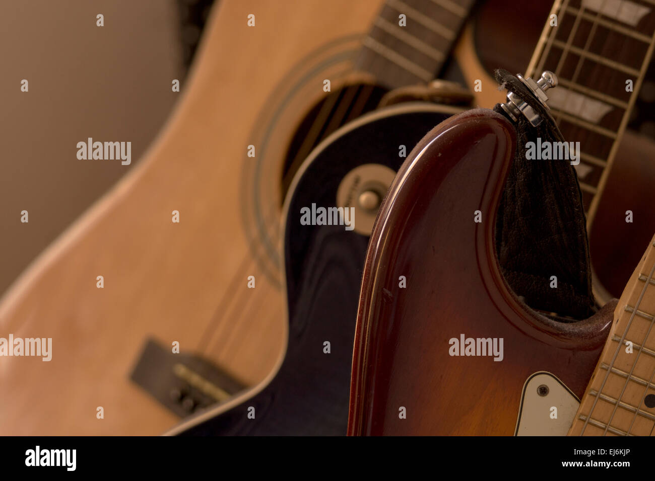 Gitarre, die aufgereiht abgesteckt elektrische Basiseinheit Stockfoto