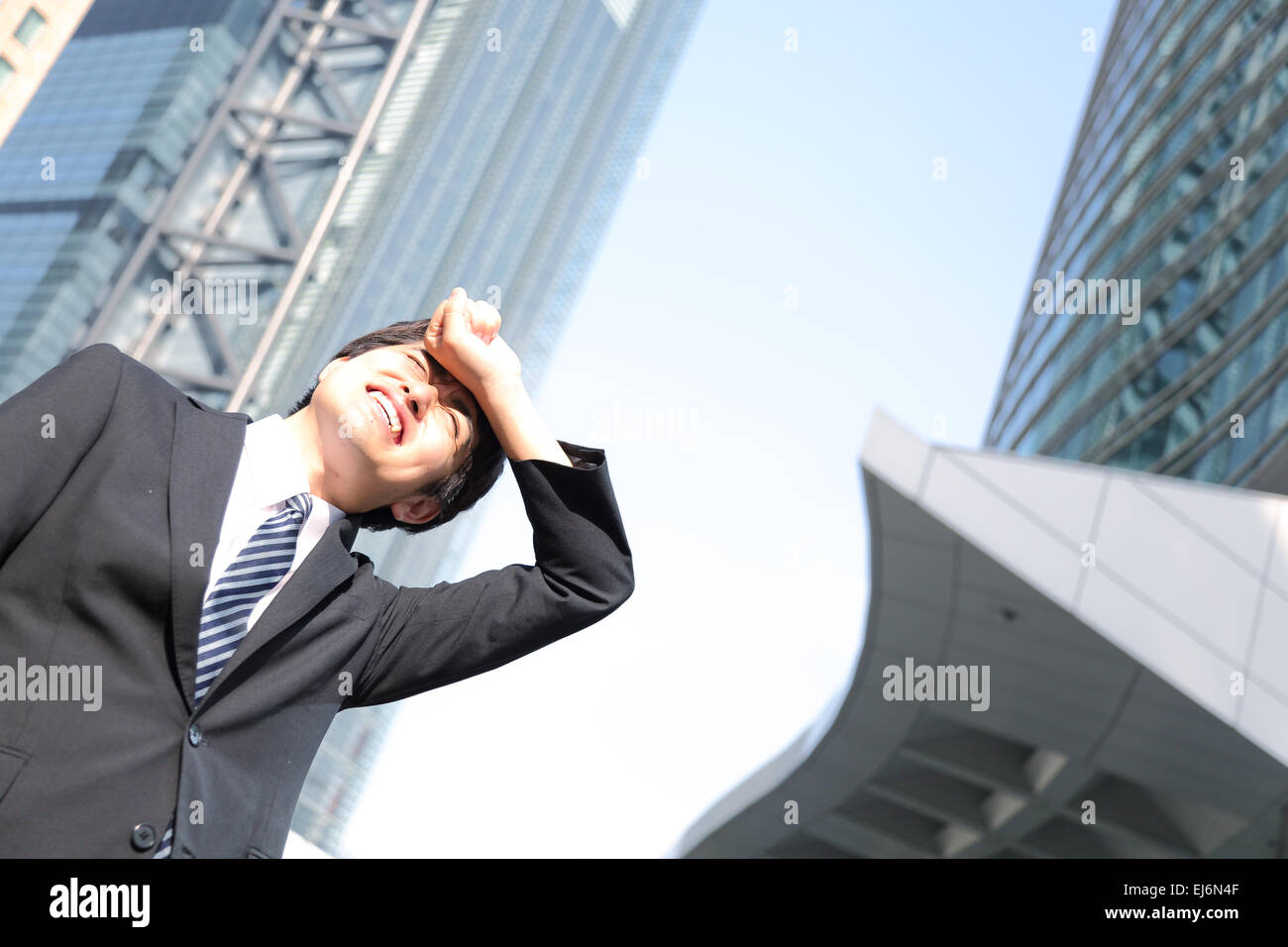 Müde in den heißen Sommermonaten japanische japanischer Geschäftsmann Stockfoto