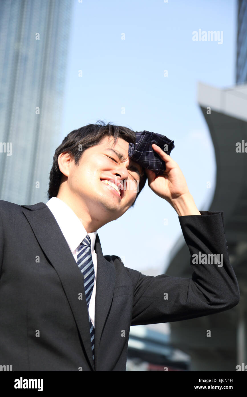 Müde in den heißen Sommermonaten japanische japanischer Geschäftsmann Stockfoto