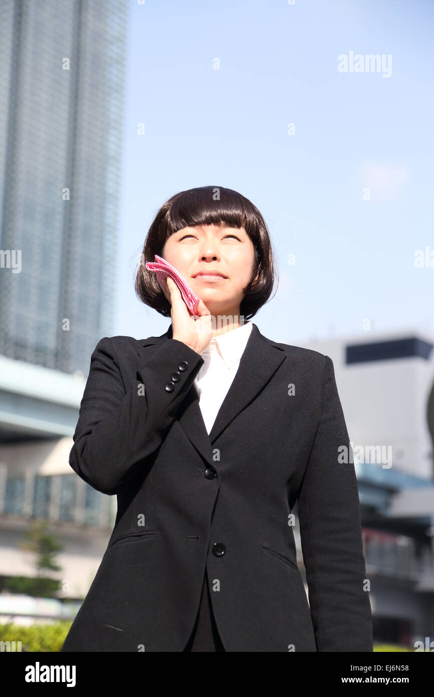 Japanische Geschäftsfrau im heißen japanischen Sommer müde Stockfoto