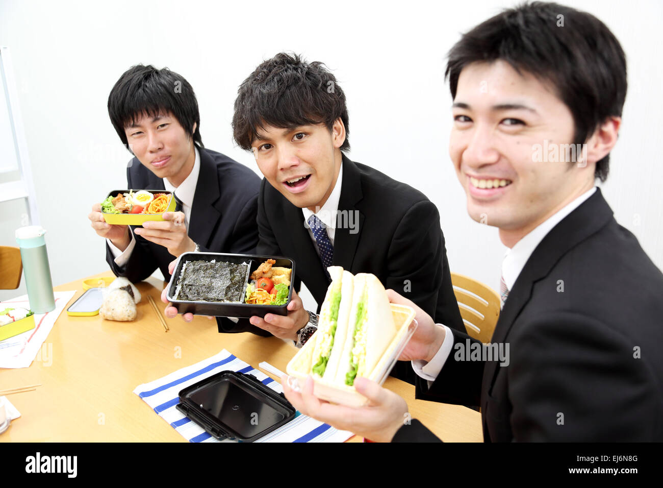 Junge japanische Geschäftsleute, die dem gemeinsamen Mittagessen Stockfoto