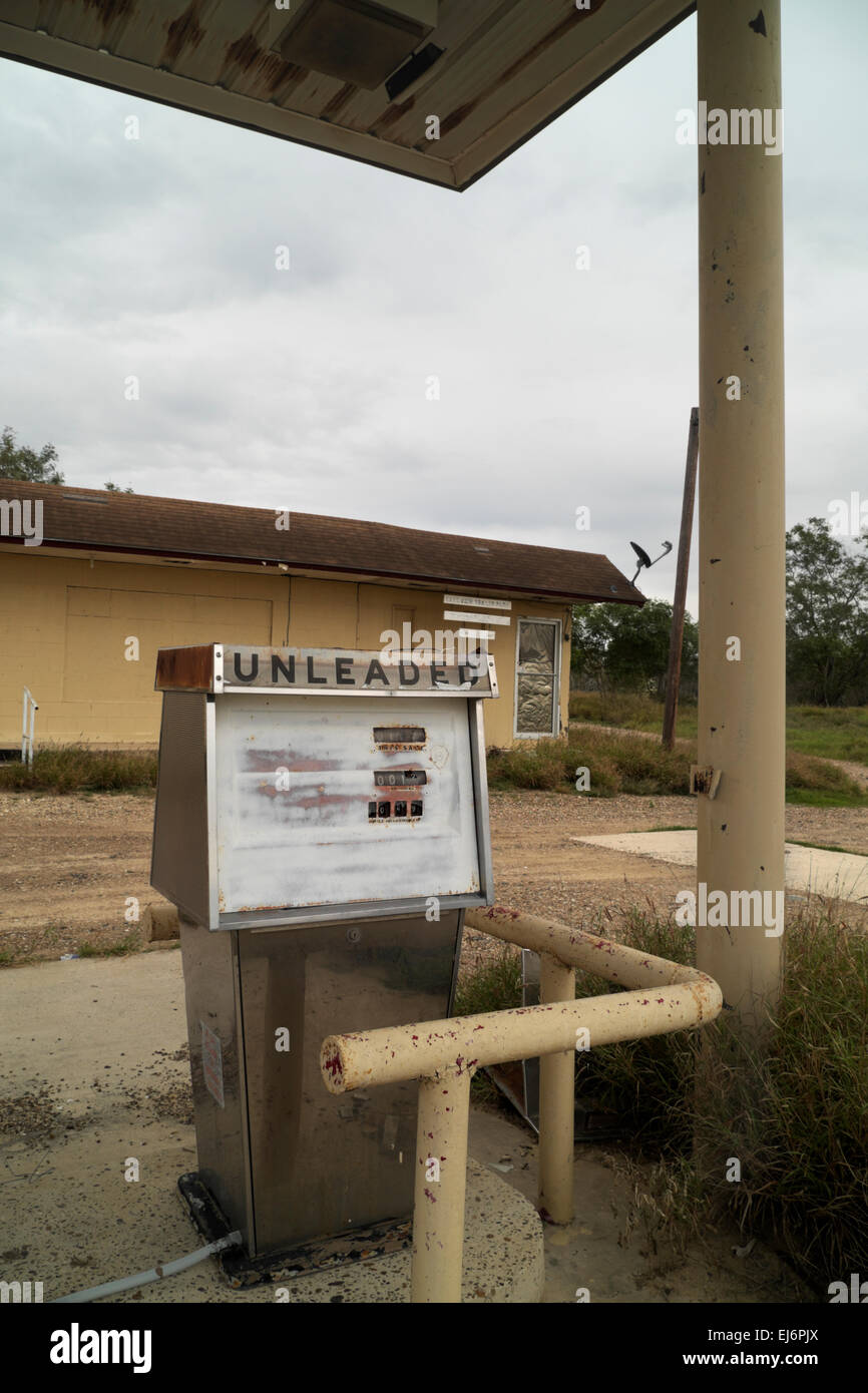 Alten Stil Zapfsäule an einer verlassenen Tankstelle und Convenience-Store im Süden von Texas, USA. Stockfoto