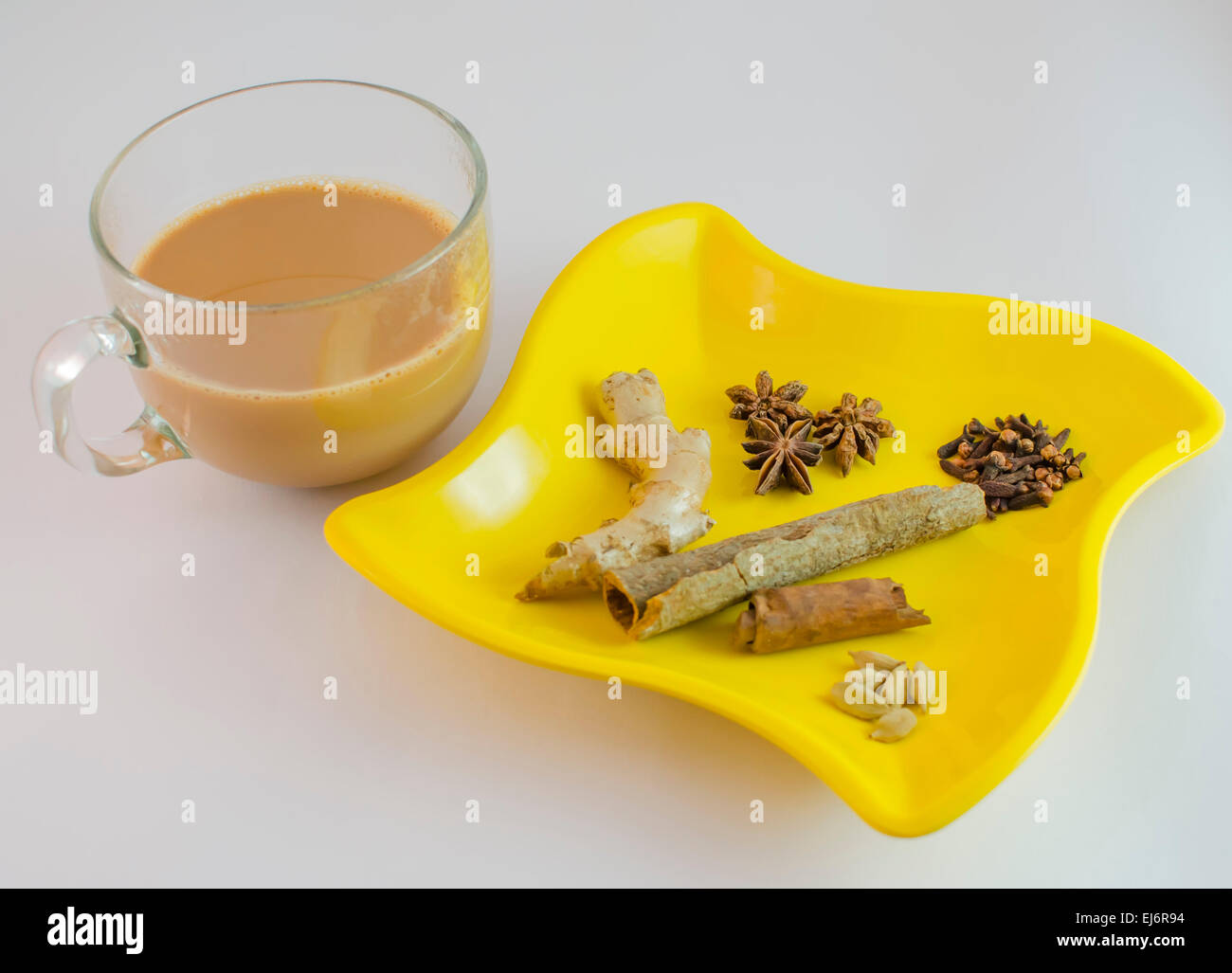 Masala Tee wird vorbereitet, indem die Brauen Teeblätter mit verschiedenen indischen Gewürzen. Stockfoto