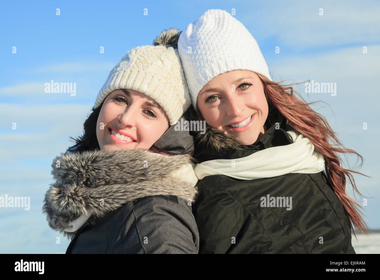Zwei junge Mädchen, die Spaß in Winter park Stockfoto