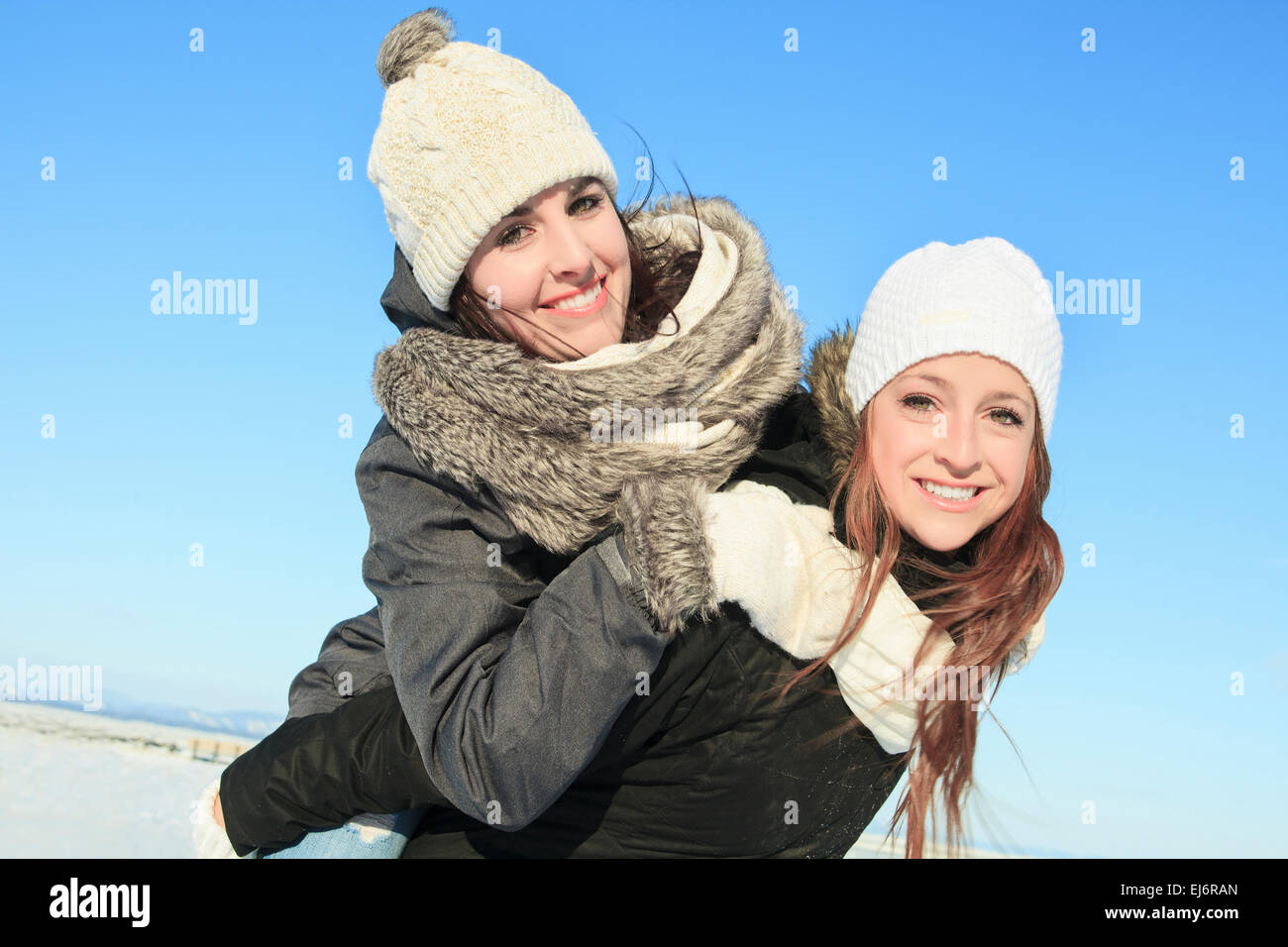 Zwei glückliche junge Mädchen, die Spaß in Winter park Stockfoto