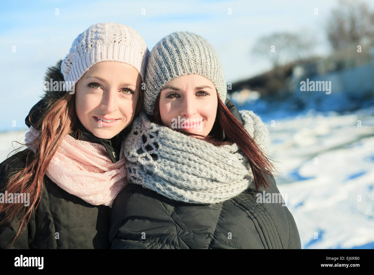 Zwei glückliche junge Mädchen, die Spaß im winter Stockfoto