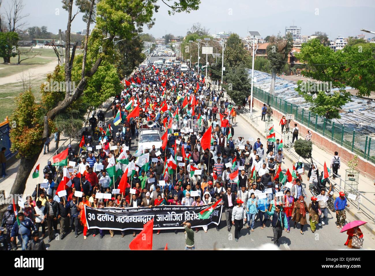 Kathmandu, Nepal. 22. März 2015. Das 30-Partei Oppositionsbündnis, geführt durch die Vereinigte Kommunistische Partei Nepals (maoistisch) Protest gegen Gewalt gegen Frauen in Kathmandu, Nepal, 22. März 2015. © Pratap Thapa/Xinhua/Alamy Live-Nachrichten Stockfoto