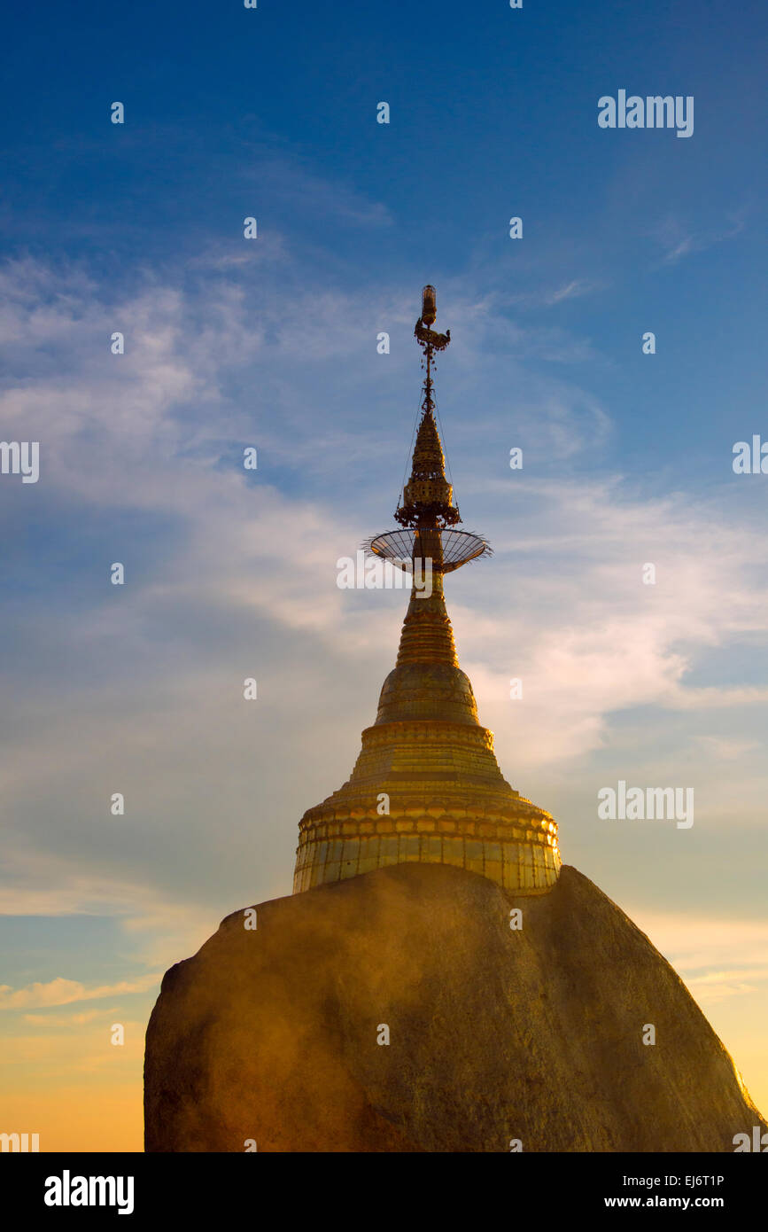 Kyaiktiyo-Pagode (Gold Rock) bei Sonnenuntergang, Mon State in Myanmar Stockfoto