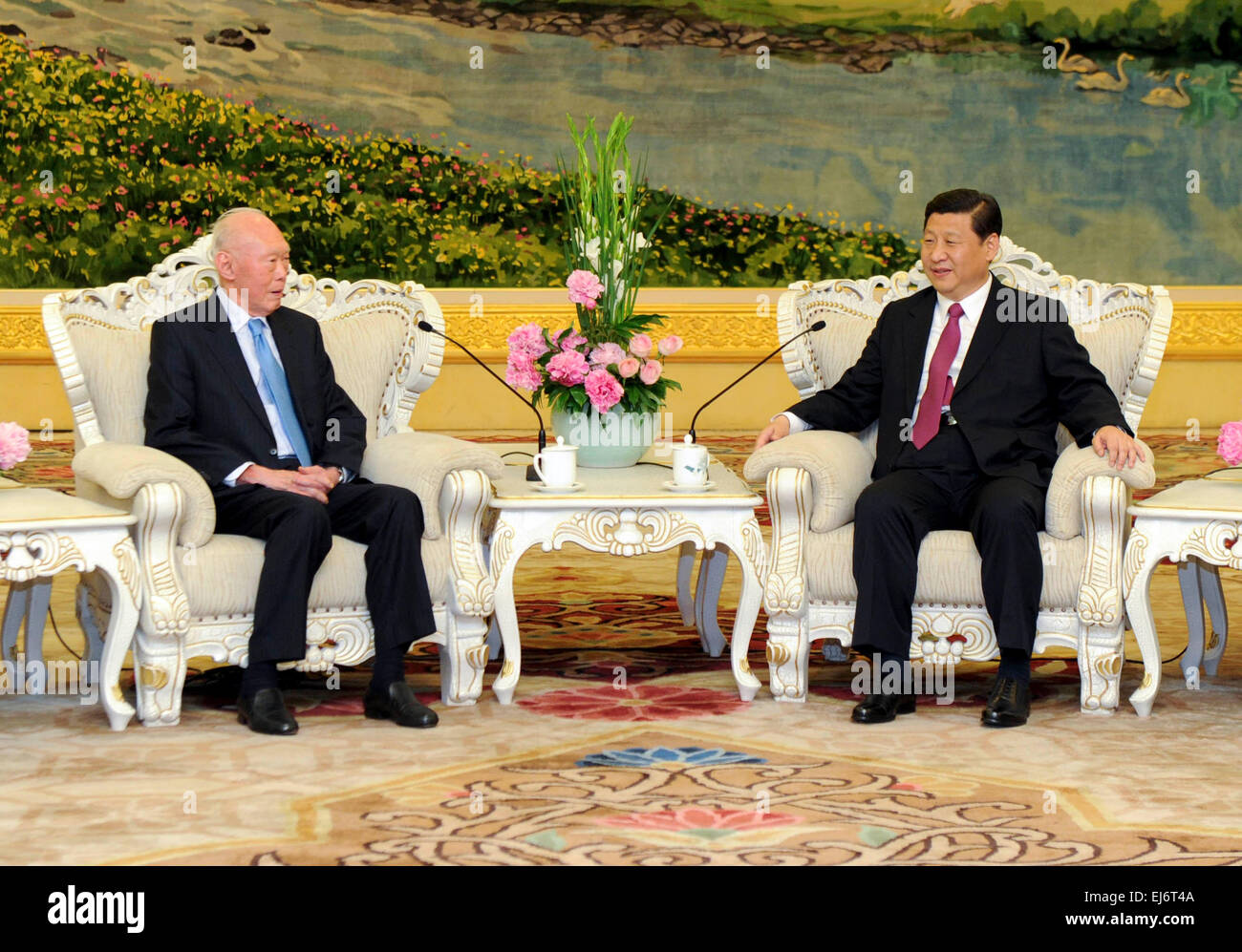 Peking, China. 23. März 2015. Foto aufgenommen am 23. Mai 2011 zeigt dann Chinese Vice President Xi Jinping (R) Treffen mit Lee Kuan Yew, in Peking, Hauptstadt von China. Lee Kuan Yew, ehemaliger Premierminister von Singapur, starb am 03:18 23. März 2015 im Alter von 91, nach einer Erklärung durch den Premierminister Office (PMO) veröffentlicht. Bildnachweis: Zhang Duo/Xinhua/Alamy Live-Nachrichten Stockfoto