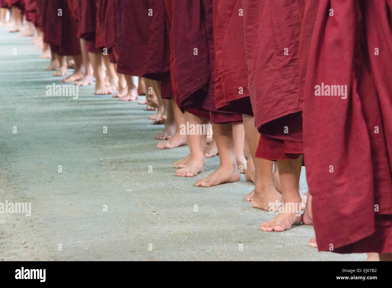 Mönche, die in der Schlange am Mahagandayon Kloster, Amarapura, Manadalay, Myanmar Stockfoto