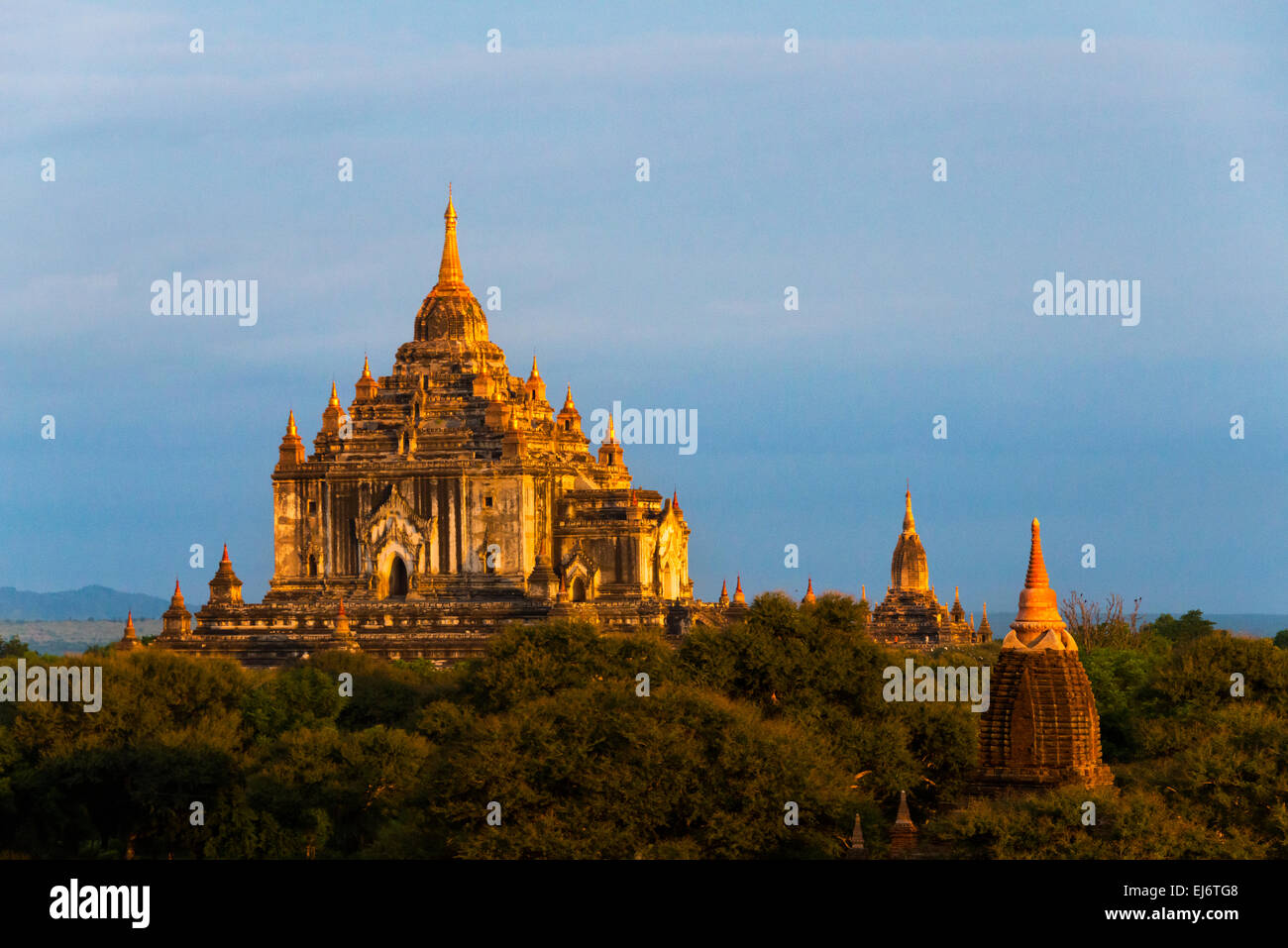 Thatbyinnyu Tempel bei Sonnenaufgang, Bagan, Mandalay Region, Myanmar Stockfoto