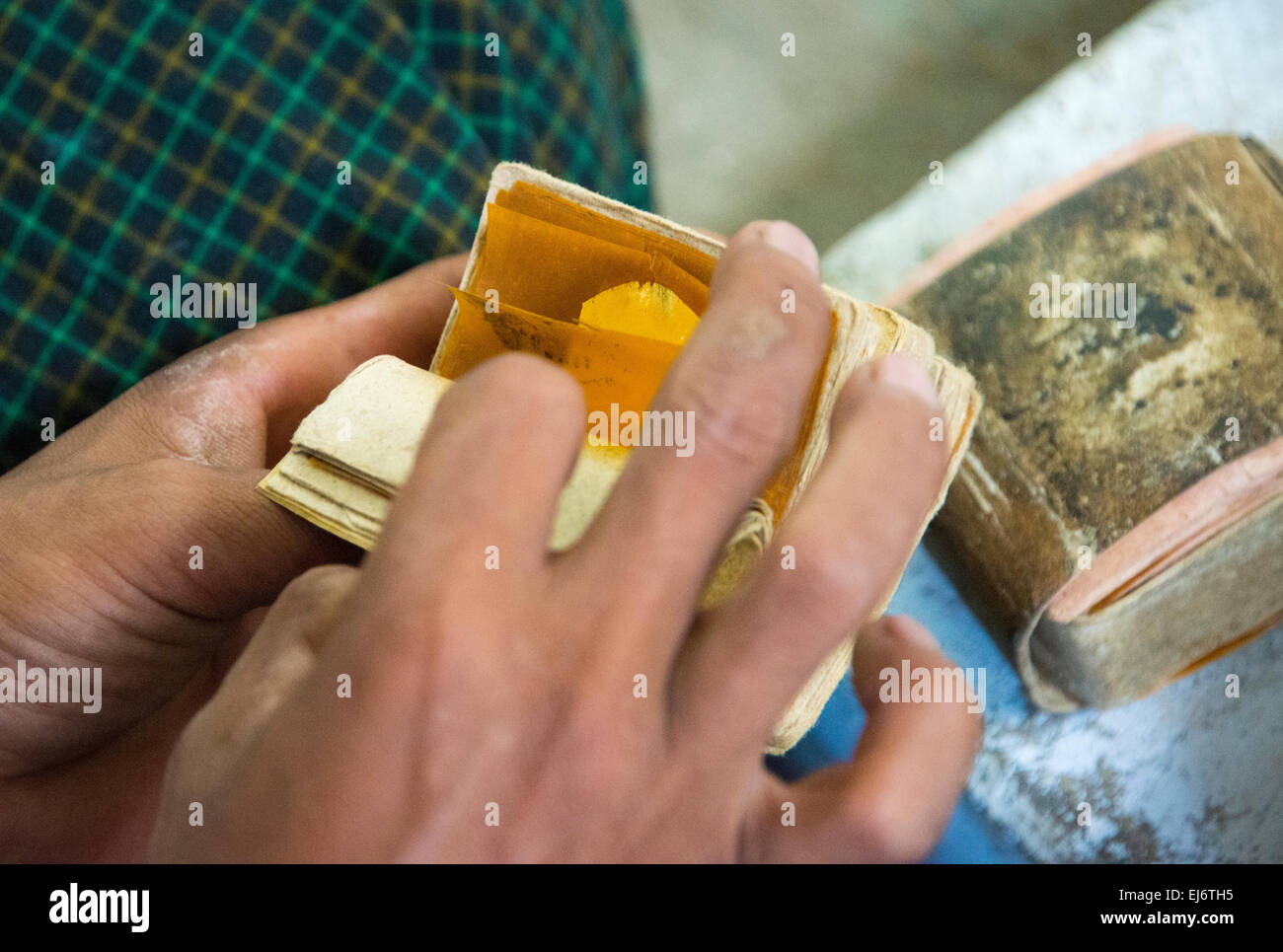 Verpackung-Blattgold in einer Schmuckherstellung Schmuck Shop, Mandalay, Myanmar Stockfoto