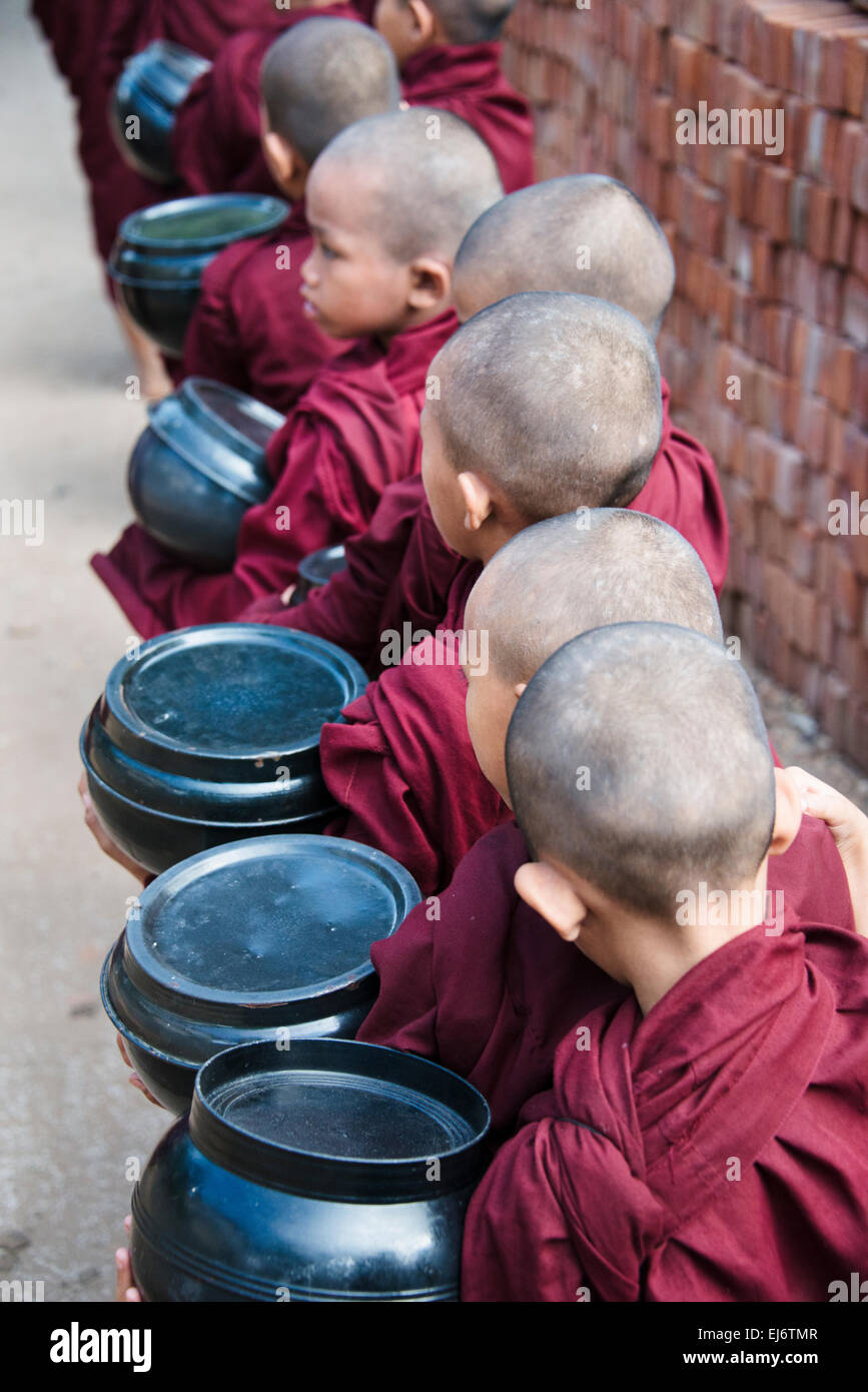 Mönchen Almosen Wok halten, in der Schlange für Lebensmittel, Bagan, Mandalay Region, Myanmar Stockfoto