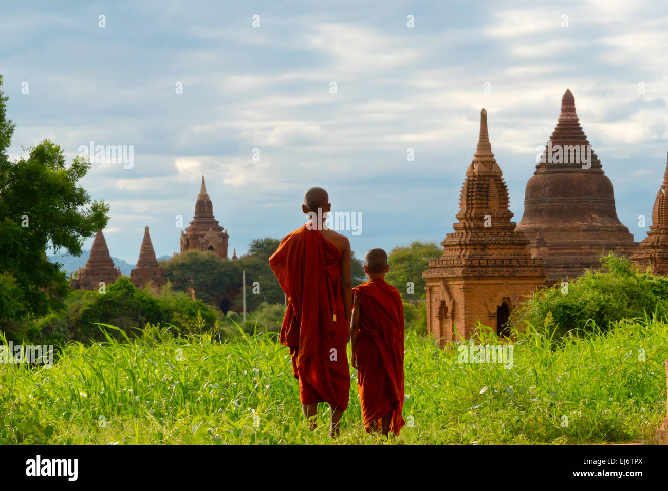 Mönche mit alten Tempeln und Pagoden, Bagan, Mandalay Region, Myanmar Stockfoto