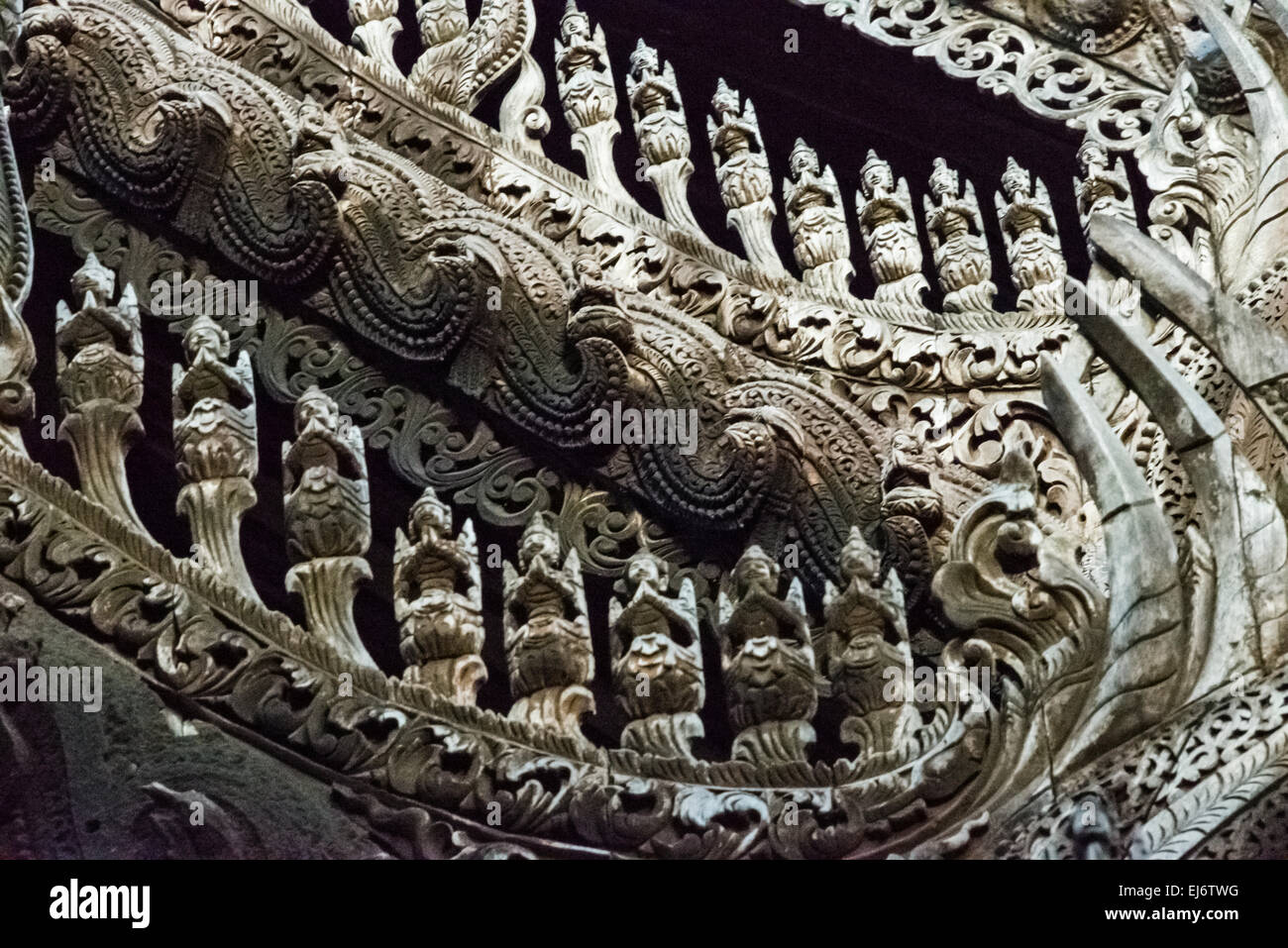 Geschnitzte Holz Tür in Shwenandaw Kyaung (Golden Palace-Kloster, Mandalay, Myanmar Stockfoto