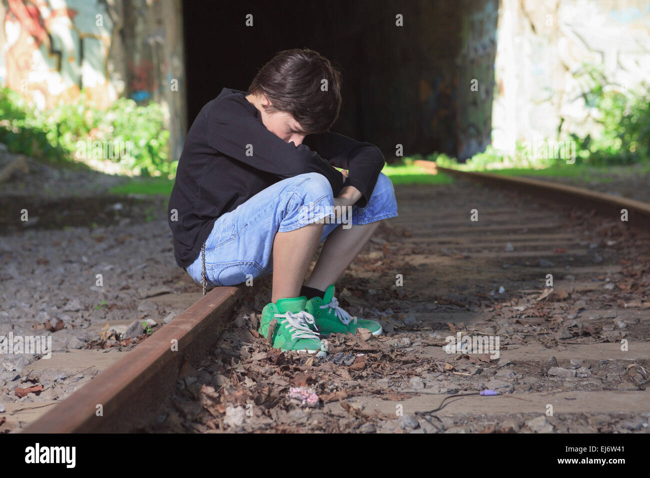 Eine traurige Teen drücken in einen tunnel Stockfoto