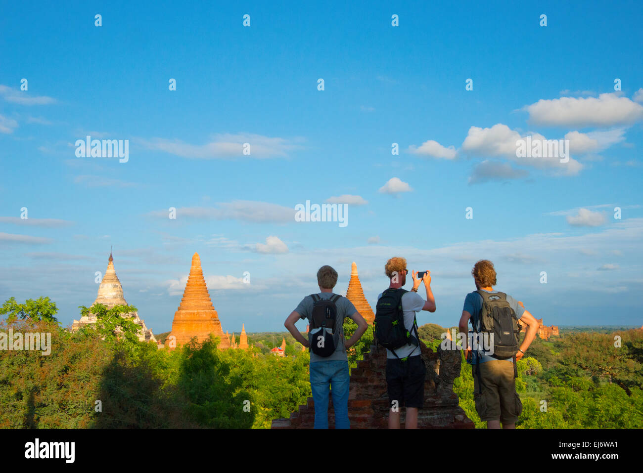 Touristen, die gerade antiken Tempeln und Pagoden, Bagan, Mandalay Region, Myanmar Stockfoto