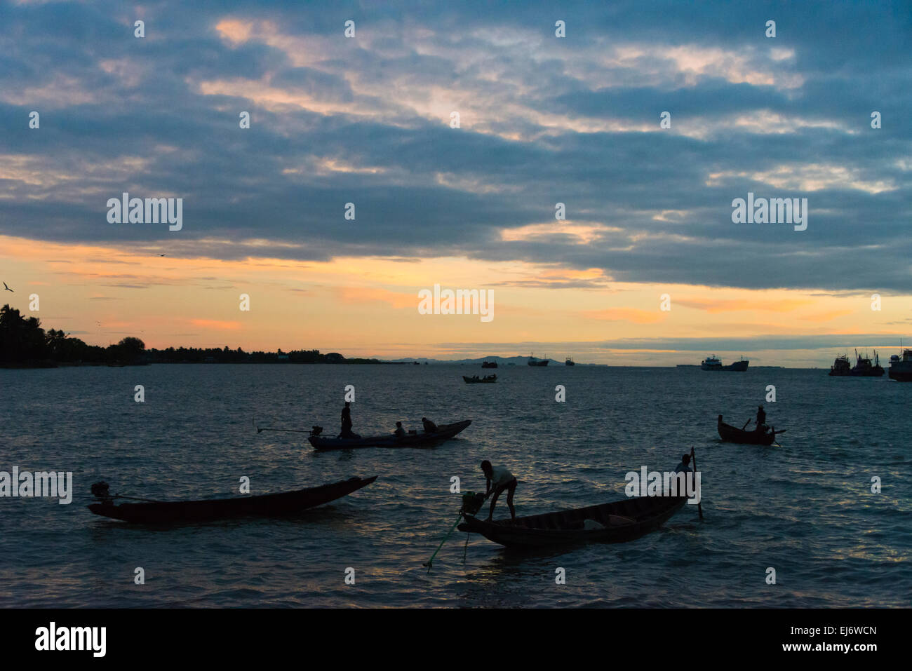 Angelboote/Fischerboote in den Hafen am Fluss Kaladan im Morgengrauen, Sittwe, Rakhine State in Myanmar Stockfoto