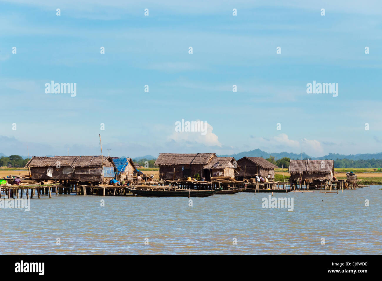 Dorfhäuser am Fluss Ufer des Kaladan zwischen Sittwe und Mrauk-U, Rakhine State in Myanmar Stockfoto
