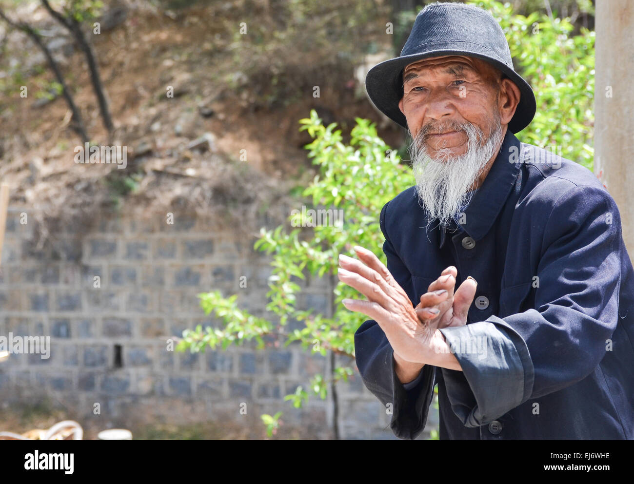 Alter chinesische Mann bietet Shaolin Kung Fu Vorführung in Luo Yang, China. Stockfoto