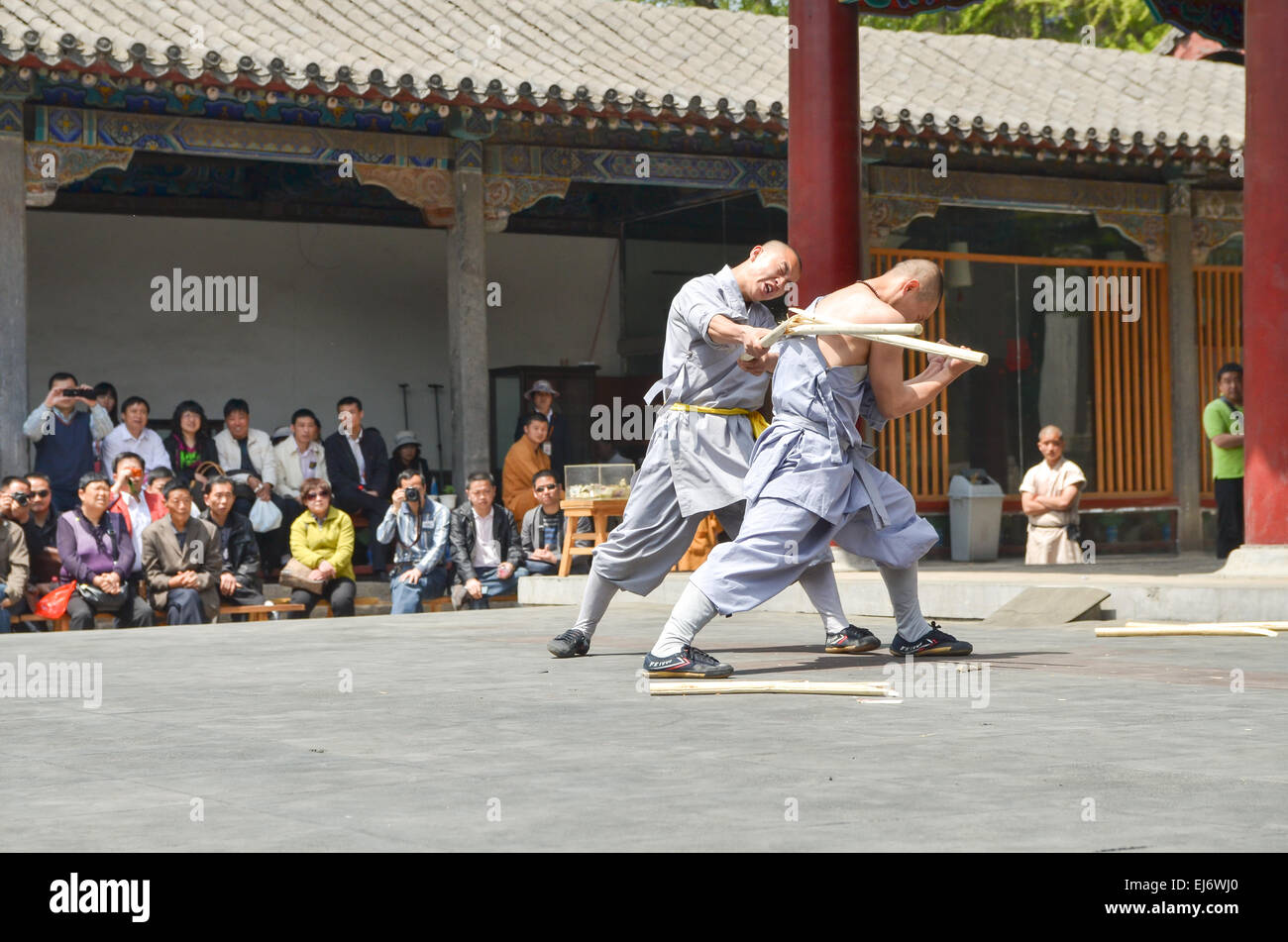 Shaolin Mönche Kung-Fu-Demonstration in Luo Yang, China. Stockfoto