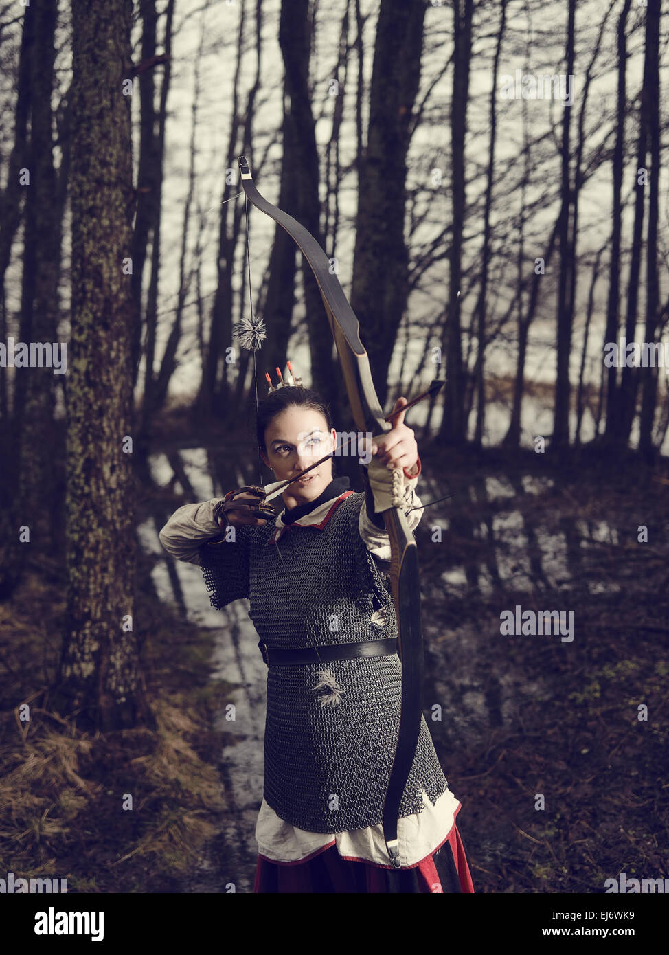 Beautiful woman aiming bow arrow -Fotos und -Bildmaterial in hoher  Auflösung – Alamy
