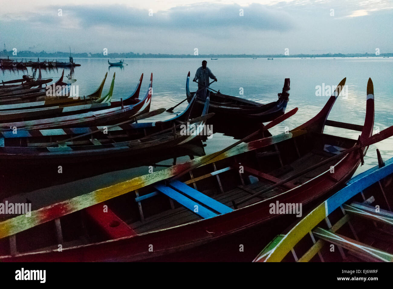 Bunte Kanus auf Taungthaman-See in der Dämmerung, Mandalay, Myanmar Stockfoto