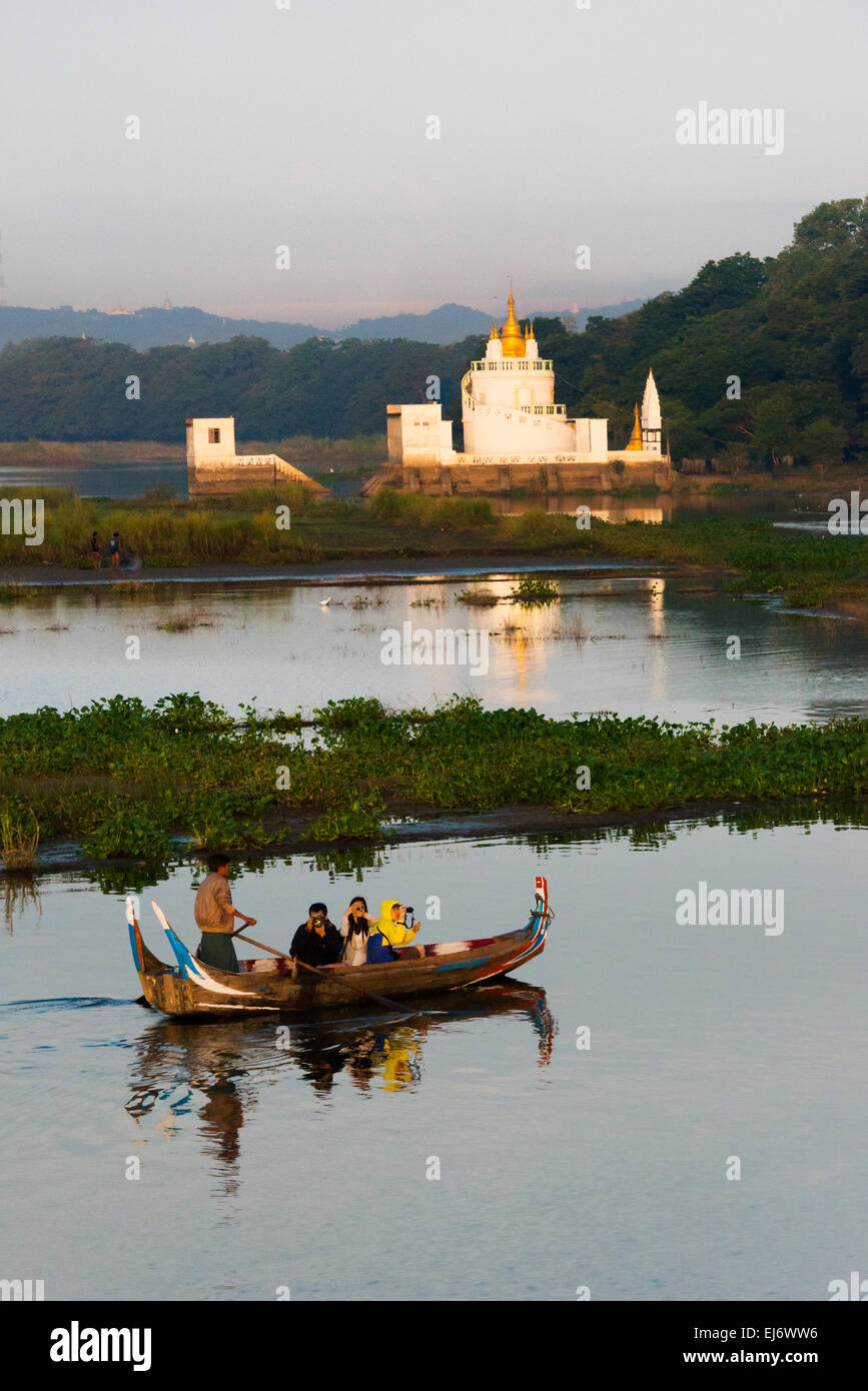 Kanu mit Zitadelle Pagode im Taungthaman-See bei Sonnenaufgang, Amarapura, Mandalay, Myanmar Stockfoto