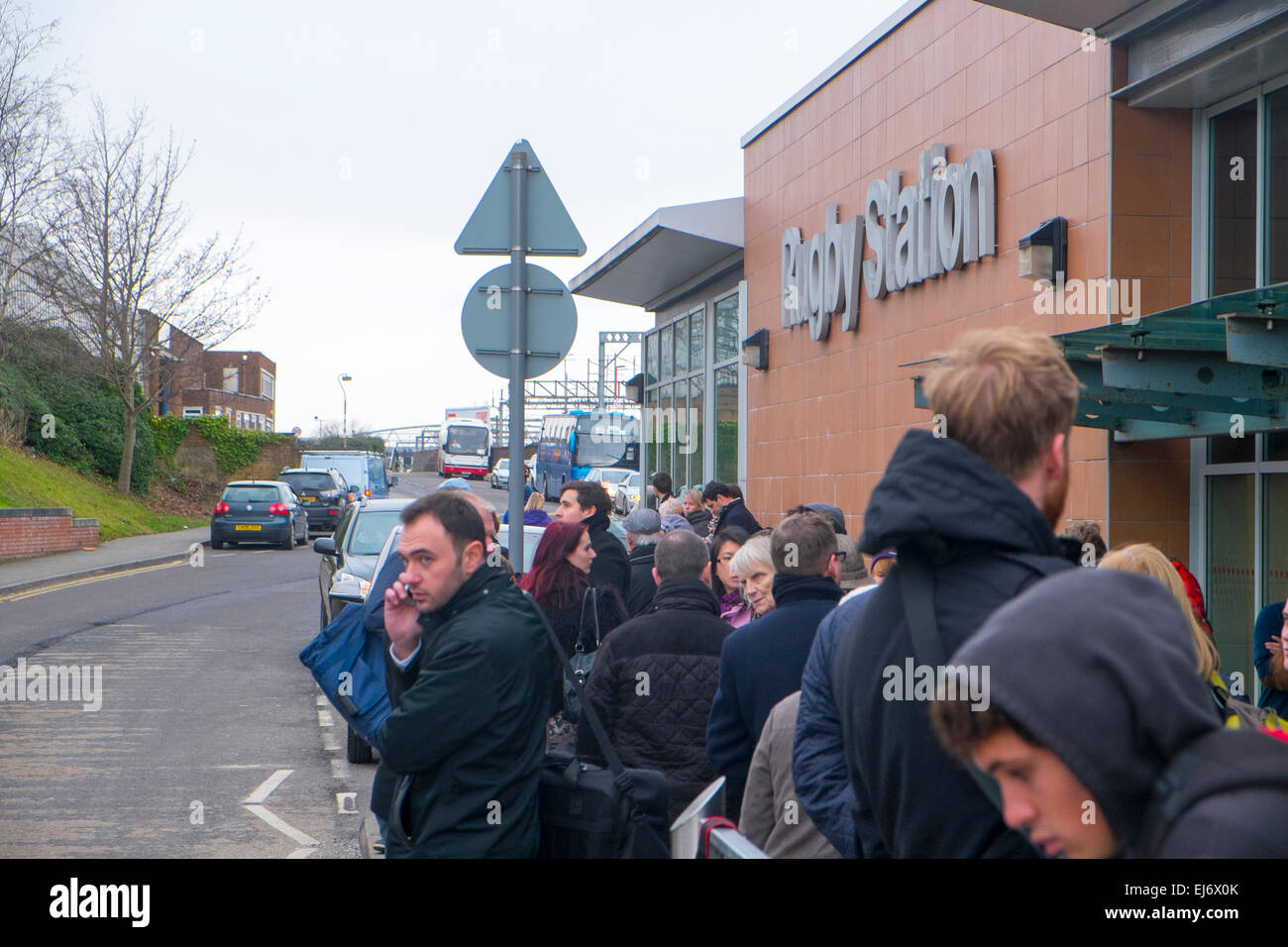 Schiene Passagieren Warteschlange am Rugby-Bahnhof gestrandet, nachdem eine Jungfrau Bahn Bahn, England brach Stockfoto