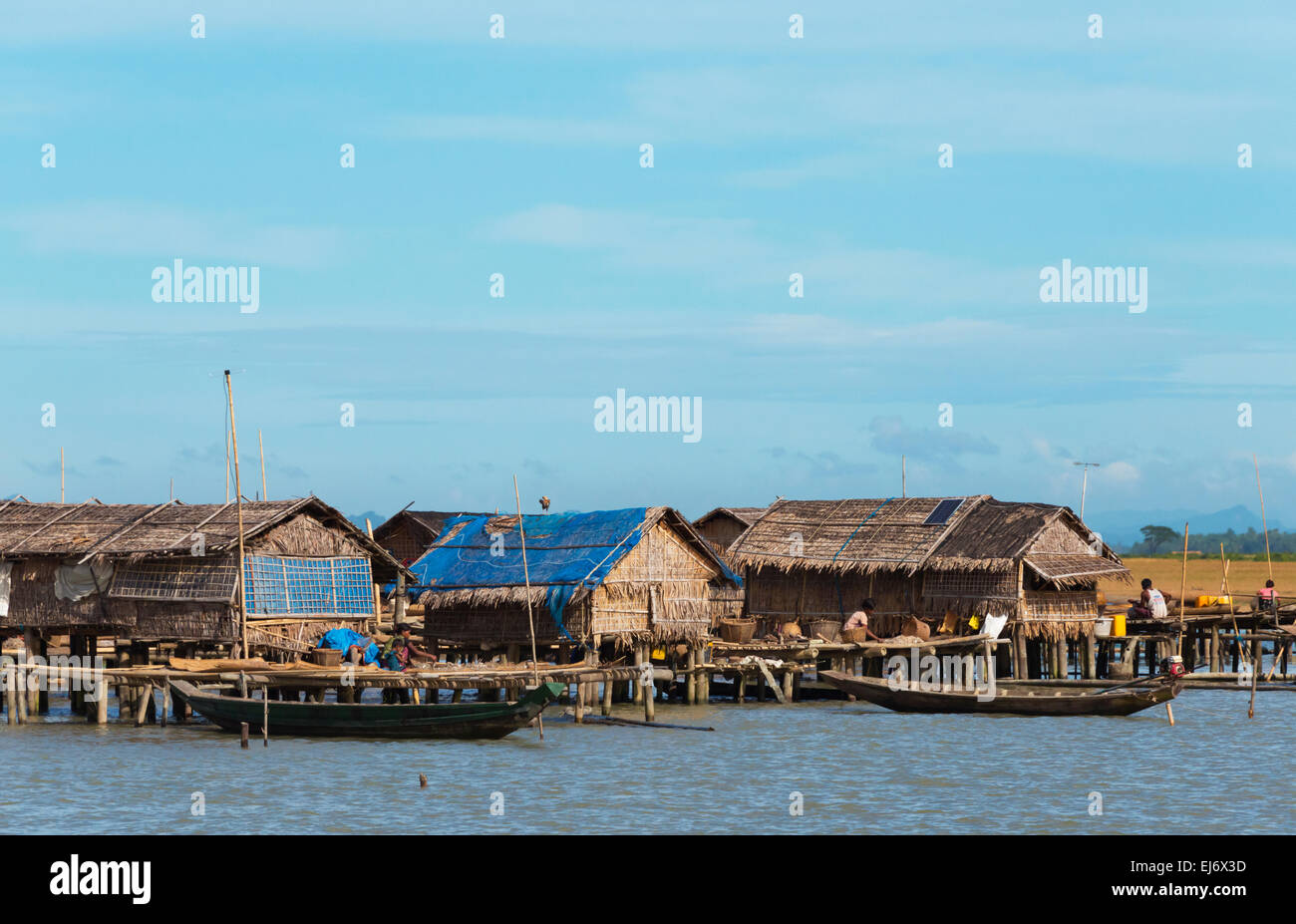 Dorfhäuser am Fluss Ufer des Kaladan zwischen Sittwe und Mrauk-U, Rakhine State in Myanmar Stockfoto