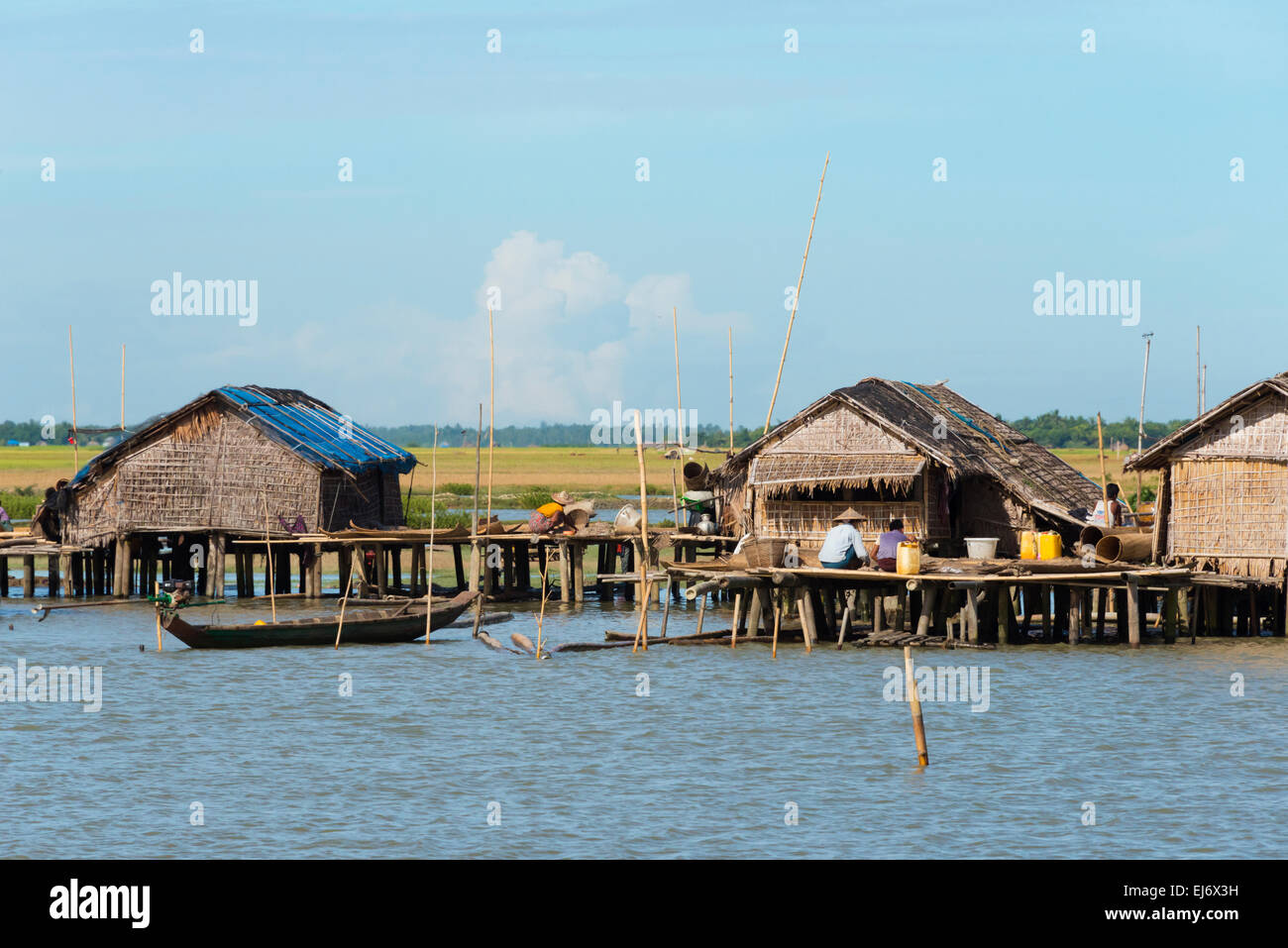 Dorfhäuser am Fluss Ufer des Kaladan zwischen Sittwe und Mrauk-U, Rakhine State in Myanmar Stockfoto