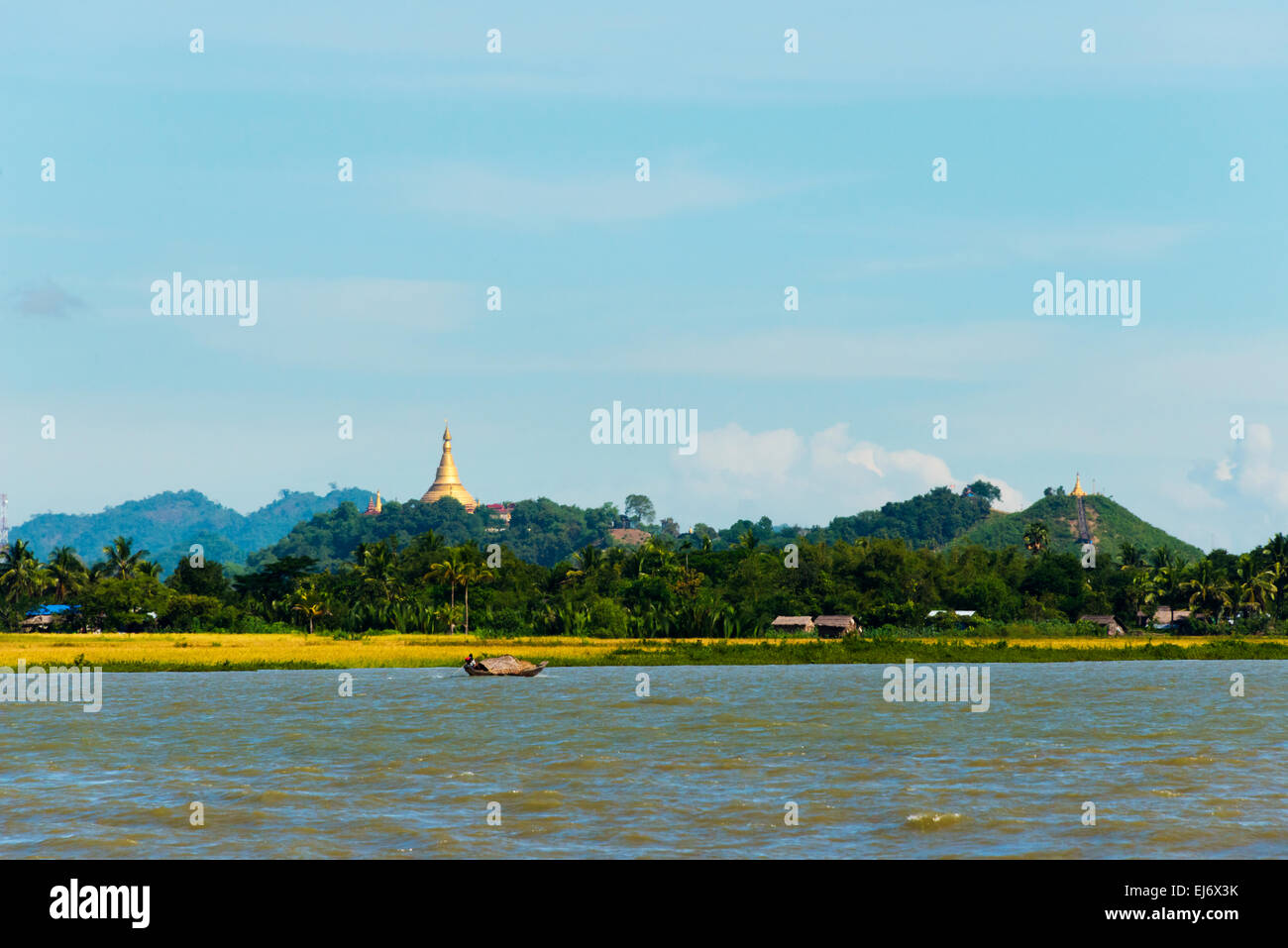 Pagode am Fluss Ufer des Kaladan zwischen Sittwe und Mrauk-U, Rakhine State in Myanmar Stockfoto