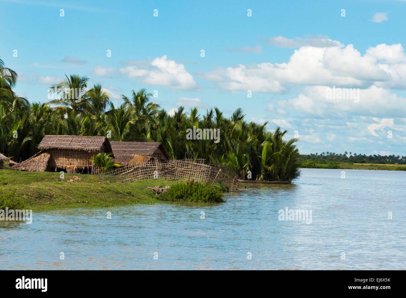 Haus im Dorf am Fluss Ufer des Kaladan zwischen Sittwe und Mrauk-U, Rakhine State in Myanmar Stockfoto