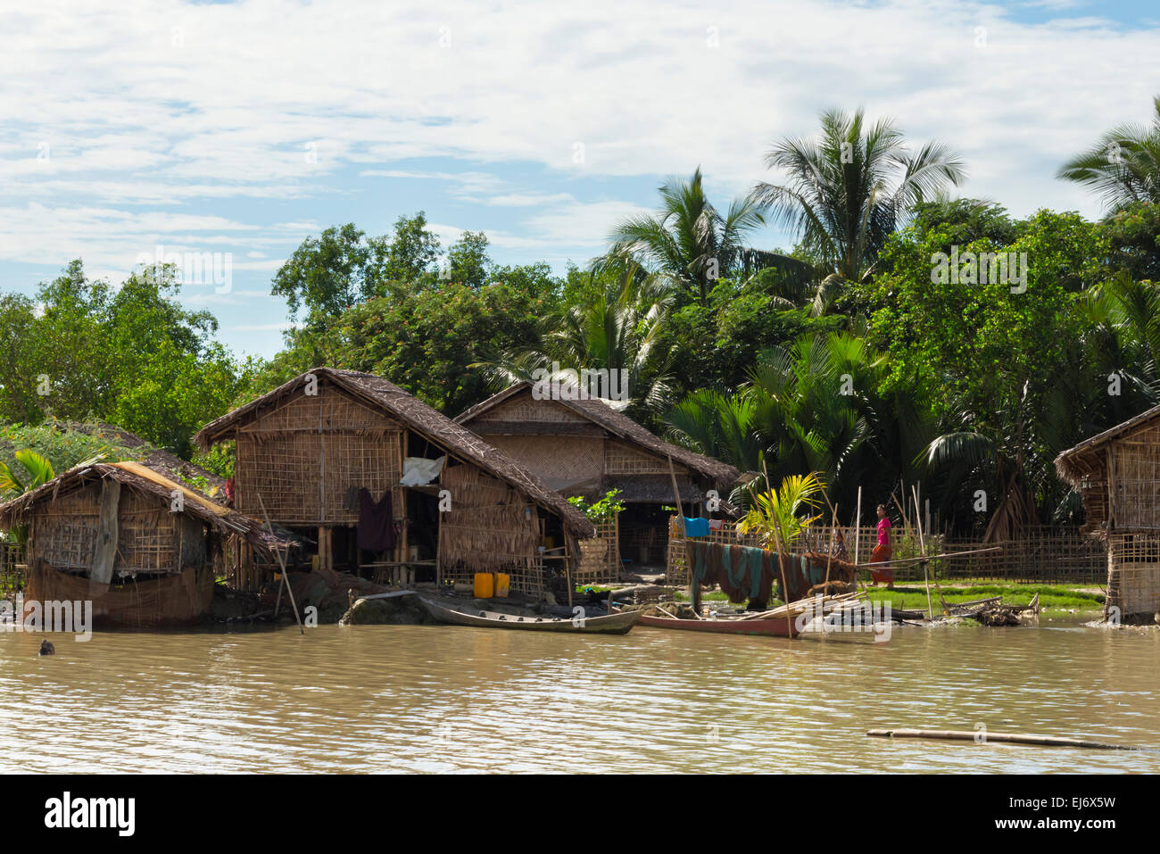 Haus im Dorf am Fluss Ufer des Kaladan zwischen Sittwe und Mrauk-U, Rakhine State in Myanmar Stockfoto