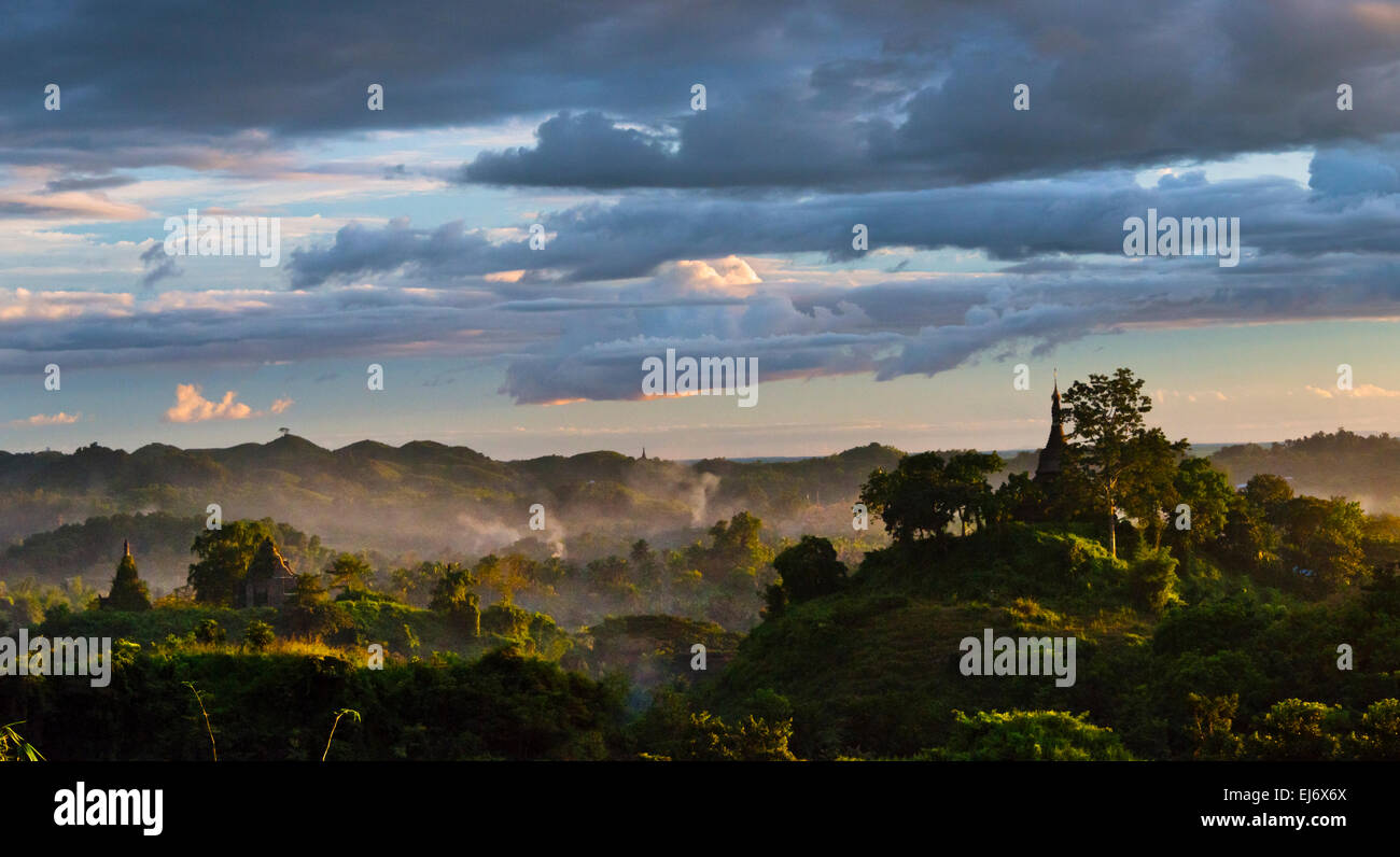 Antiken Tempeln und Pagoden in den Dschungel erhebt sich über Sonnenuntergang Nebel, Mrauk-U, Rakhine State in Myanmar Stockfoto