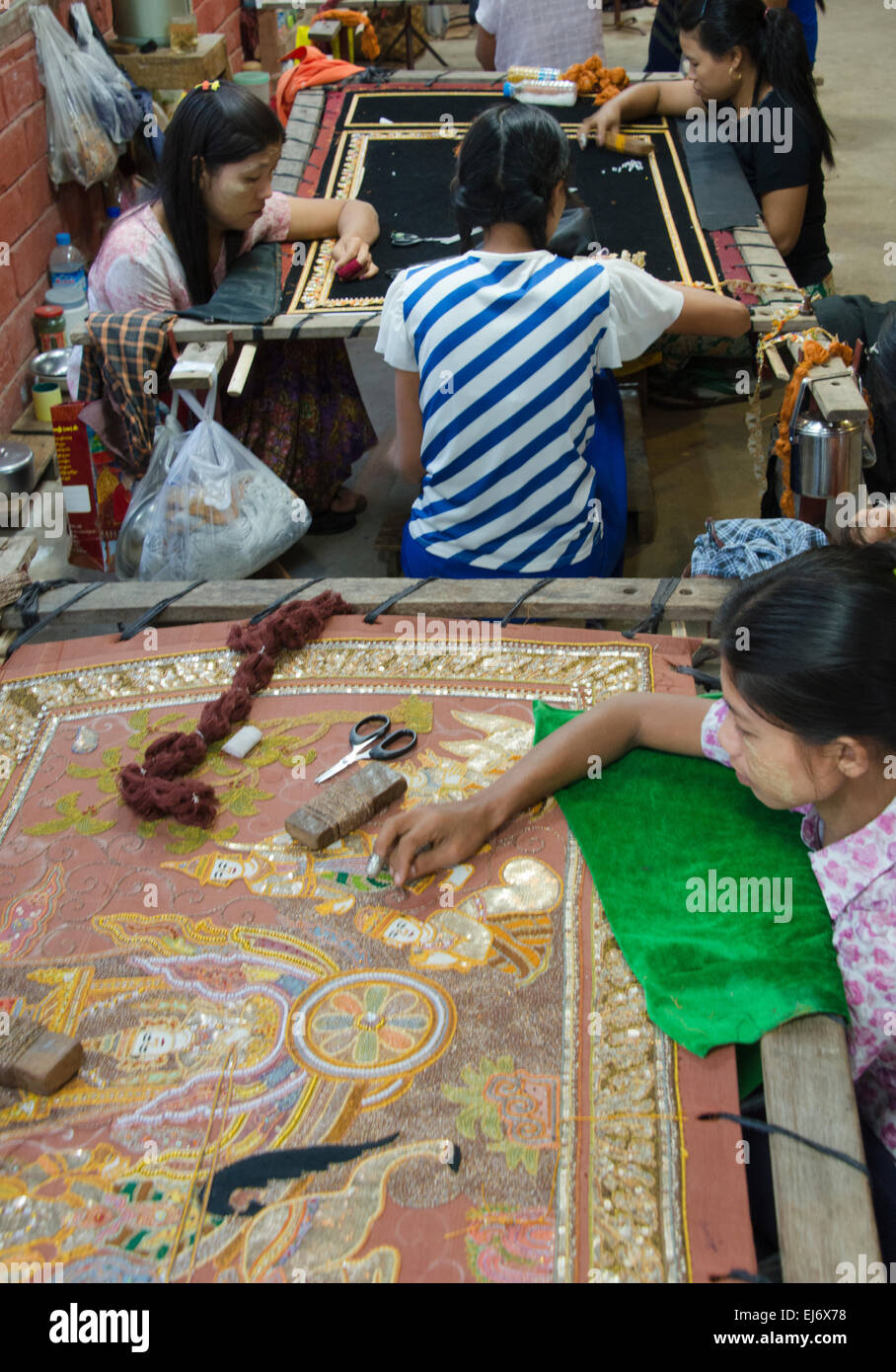 Frauen machen burmesischen Kalaga gestickte Gobelin, Mandalay, Myanmar Stockfoto
