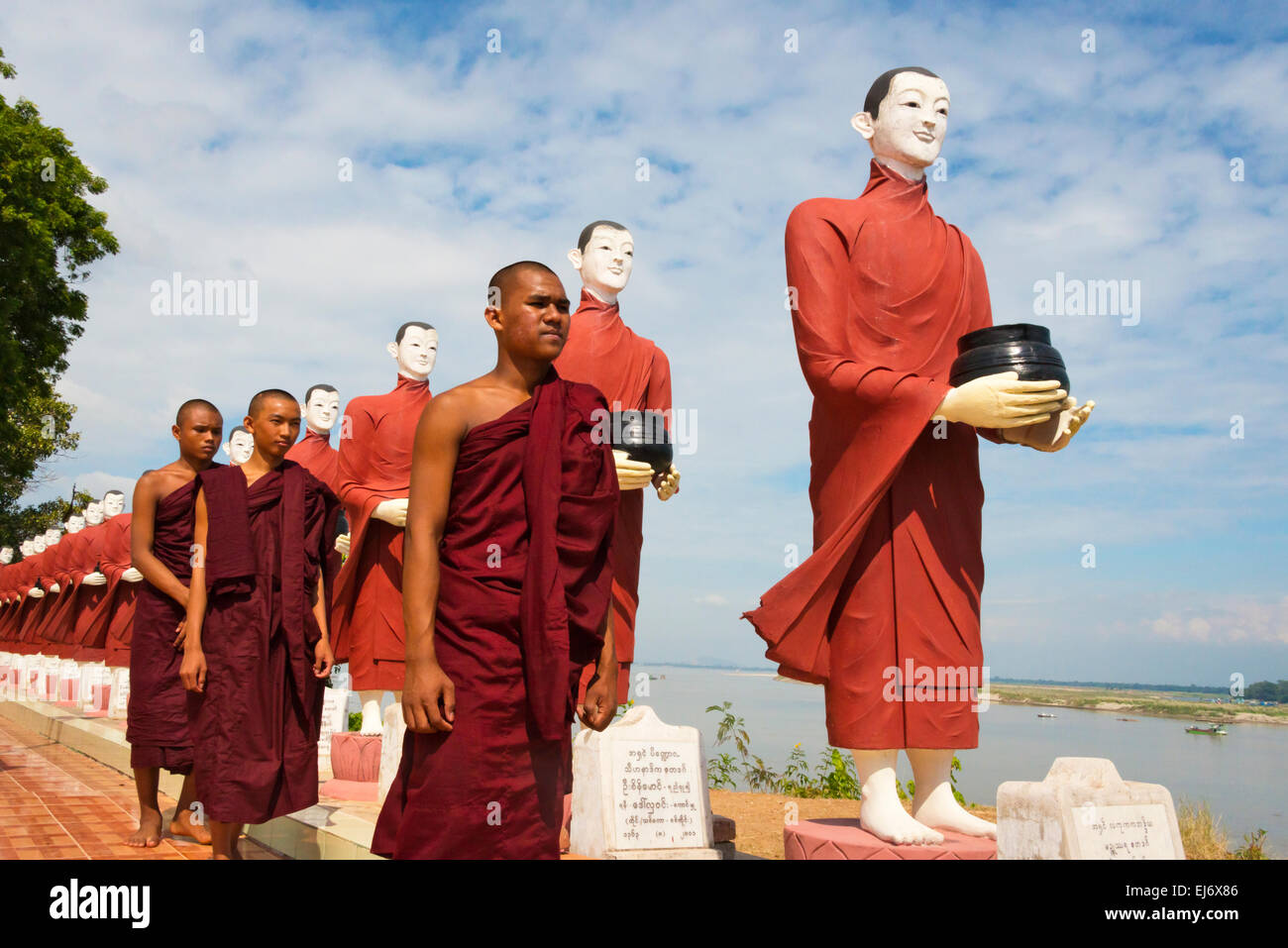 Mönche mit Statue der Mönche halten Almosen Wok, Sagaing Hill, Mandalay, Myanmar Stockfoto