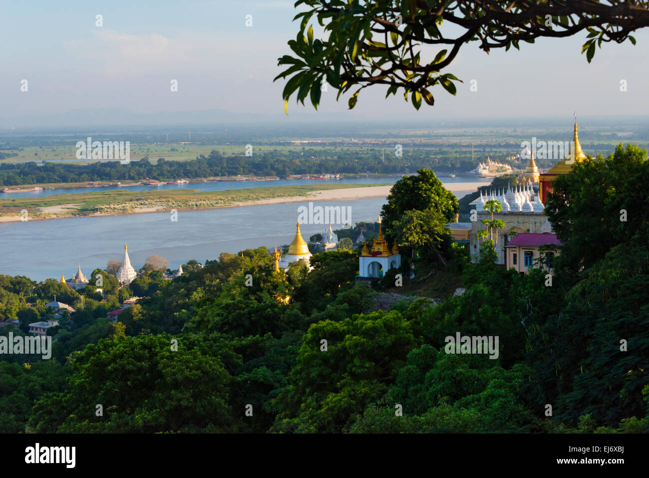 Pagoden auf Sagaing Hügel Ayeyarwady (Irawadi) Fluss, Mandalay, Myanmar Stockfoto