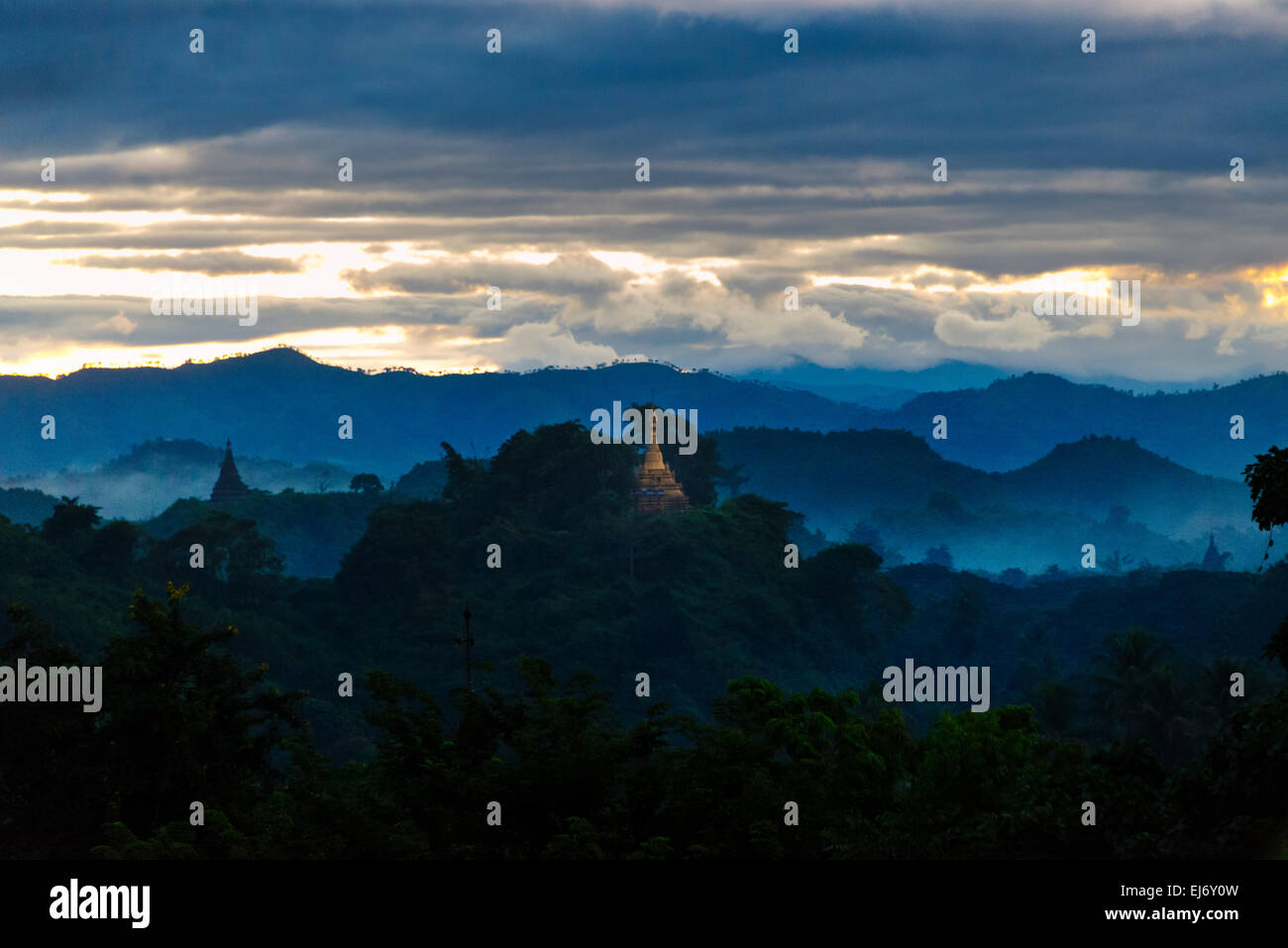 Antiken Tempeln und Pagoden in den Dschungel erhebt sich über Sonnenuntergang Nebel, Mrauk-U, Rakhine State in Myanmar Stockfoto