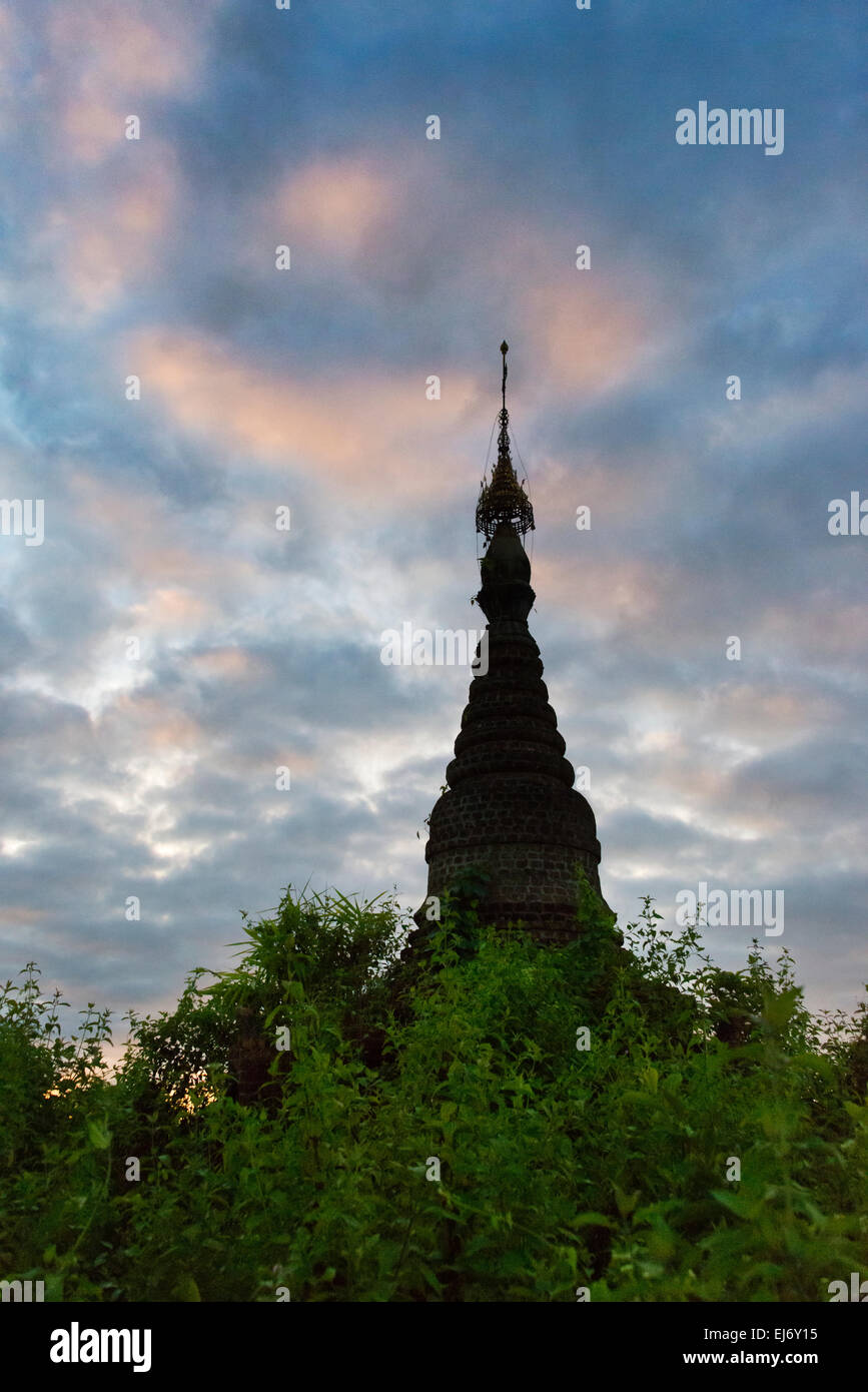 Antike Tempel und Pagoden in den Dschungel bei Sonnenaufgang, Mrauk-U, Rakhine State in Myanmar Stockfoto