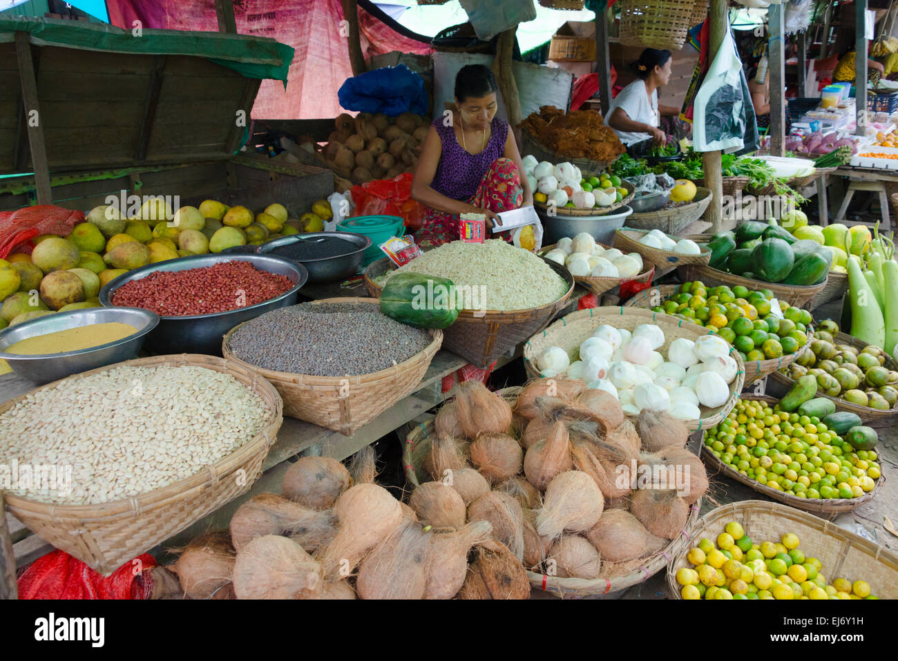 Verkauf von Gemüse auf dem Markt, Mrauk-U, Rakhine State in Myanmar Stockfoto