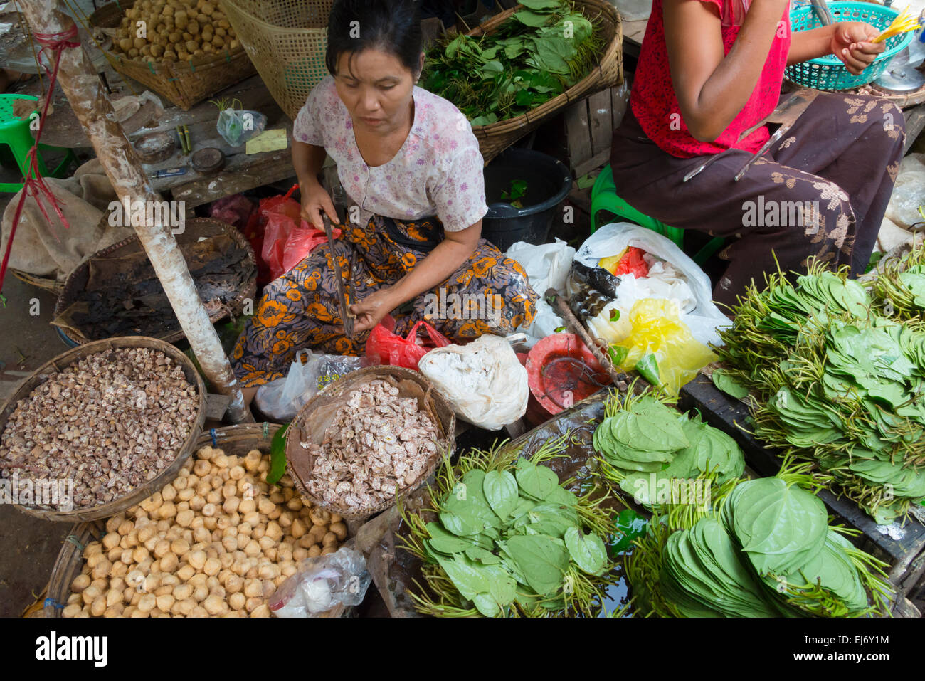 Verkauf von Gemüse auf dem Markt, Mrauk-U, Rakhine State in Myanmar Stockfoto